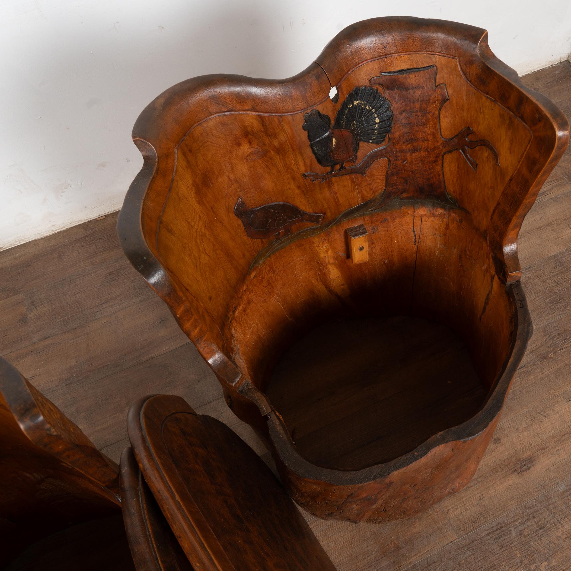 Paire de tabourets en rondins sculptés à la main 