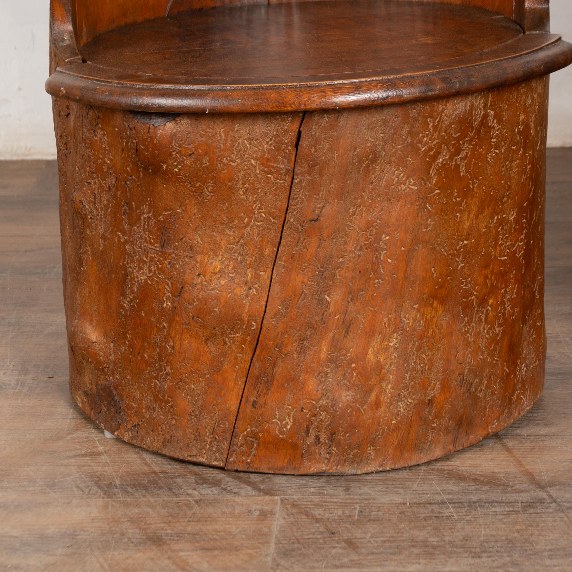 Paire de tabourets en rondins sculptés à la main 