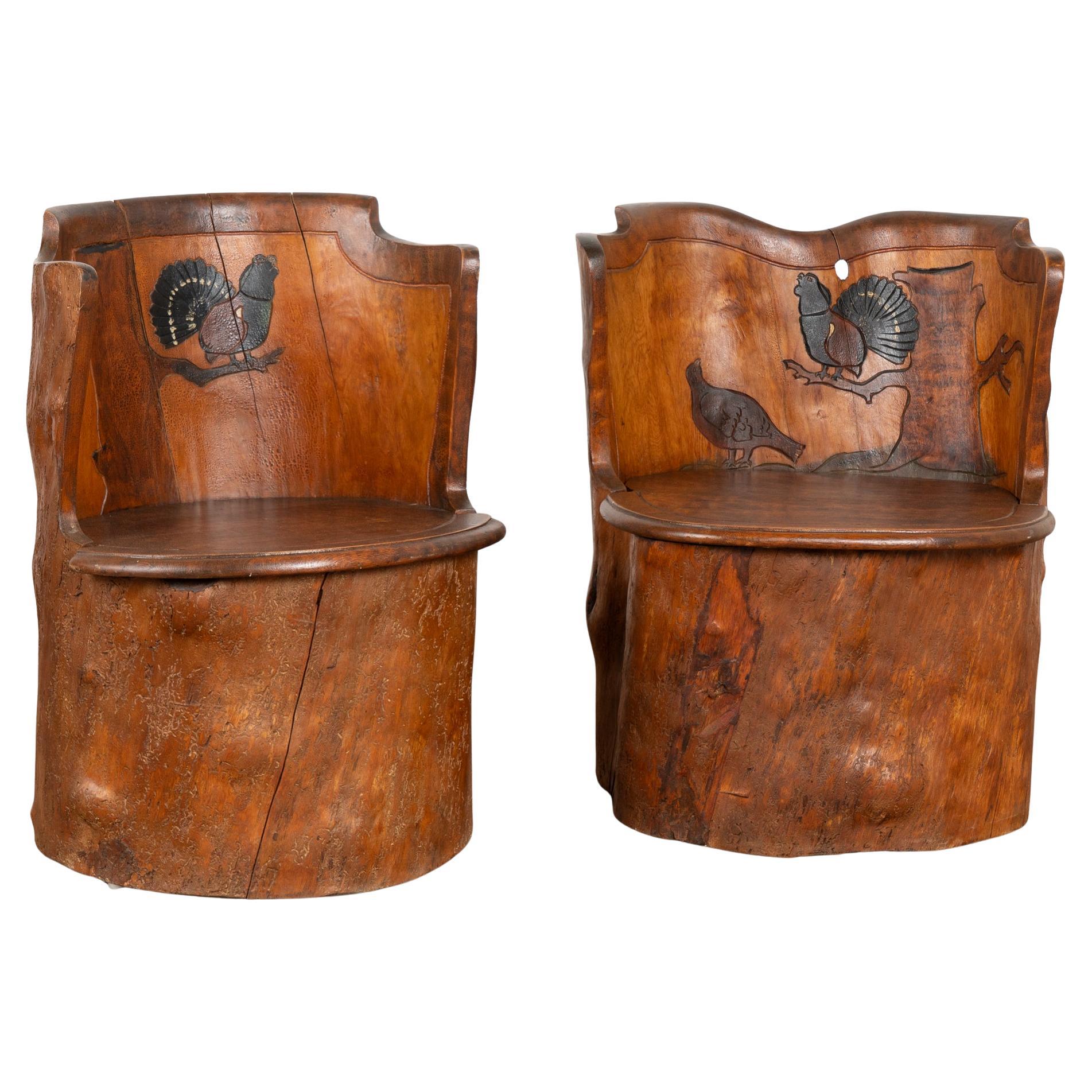 Paire de tabourets en rondins sculptés à la main "Kubbestol" avec dindes, début du 20e siècle en vente