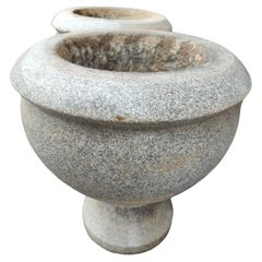 Paire d'urnes de jardin en granit ciselé et poli à la main du début du 20e siècle