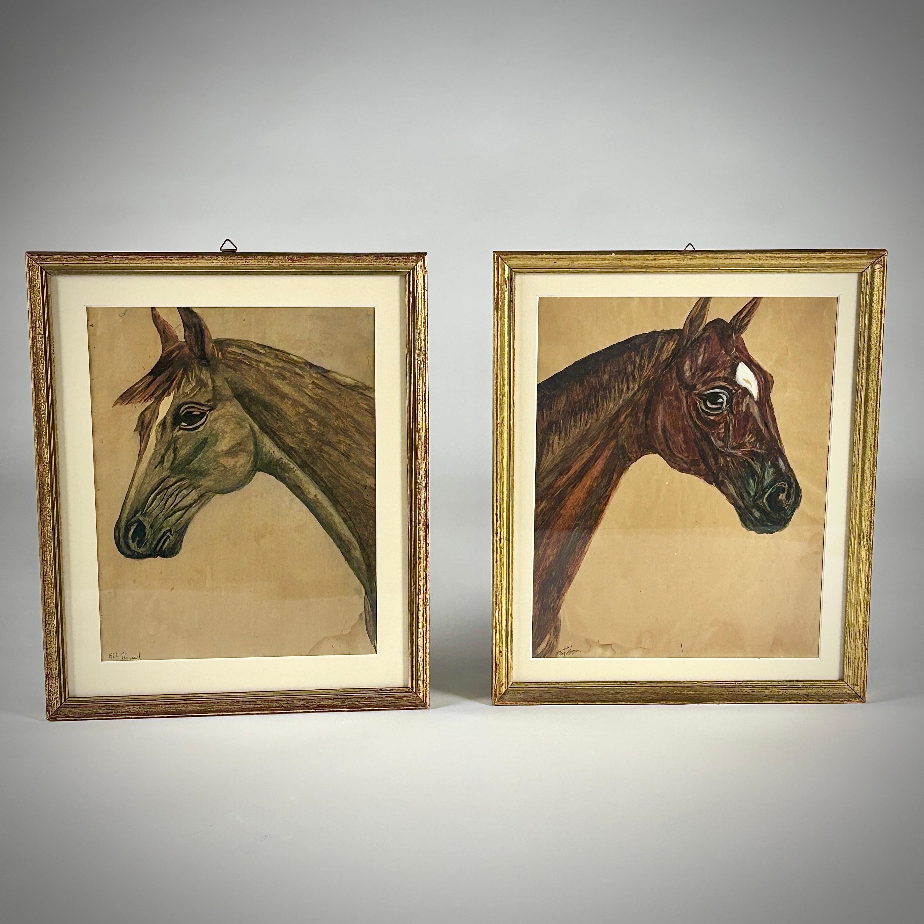 Paire de portraits de chevaux sur papier du début du 20e siècle. Signé J Roussel et daté de 1926. Ces objets sont présentés dans des cadres en bois doré. Quelques rousseurs légères sur le papier et une petite tache sur une signature. France, vers