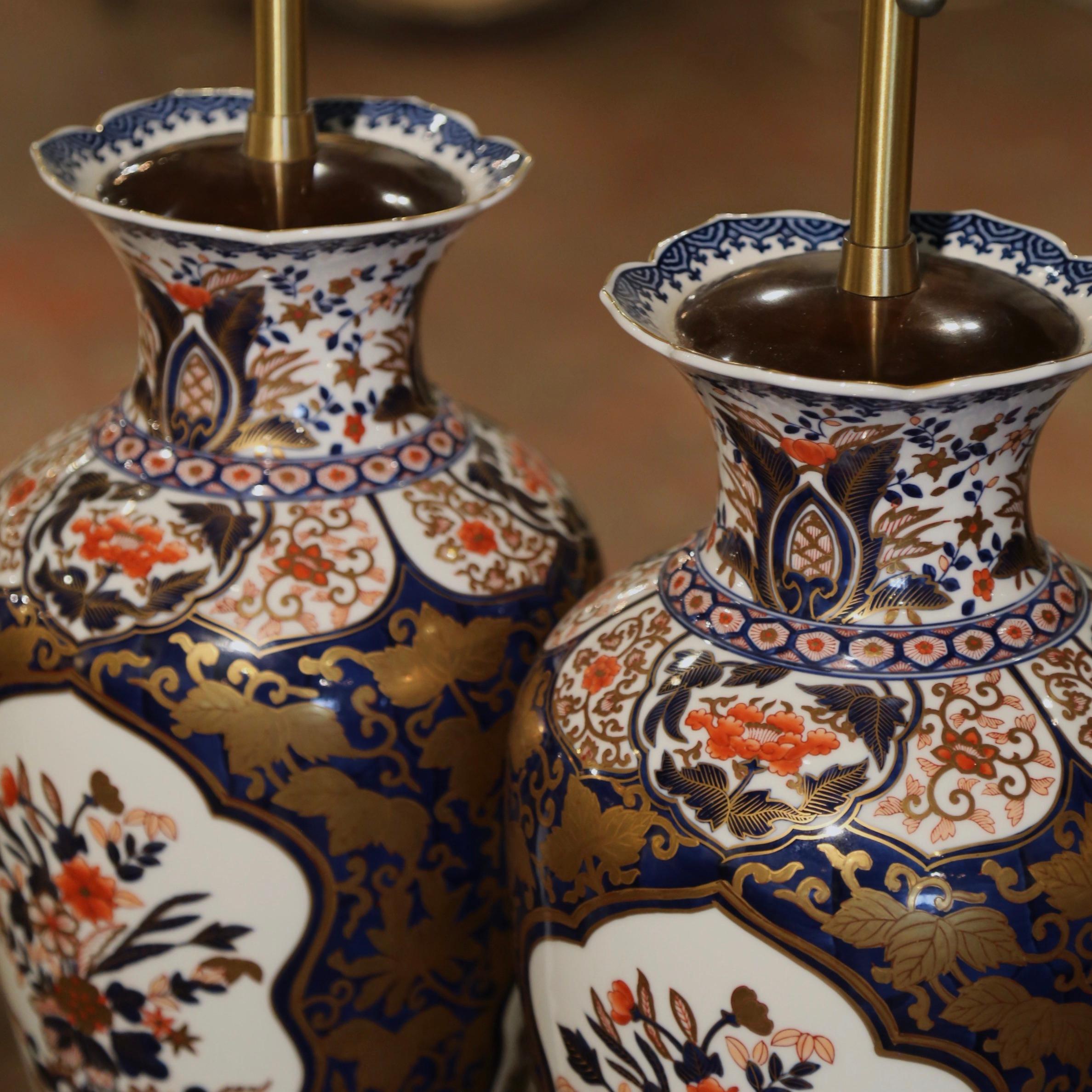 Paire de vases en porcelaine Imari Porcelain du début du 20e siècle montés en lampes de table  en vente 3