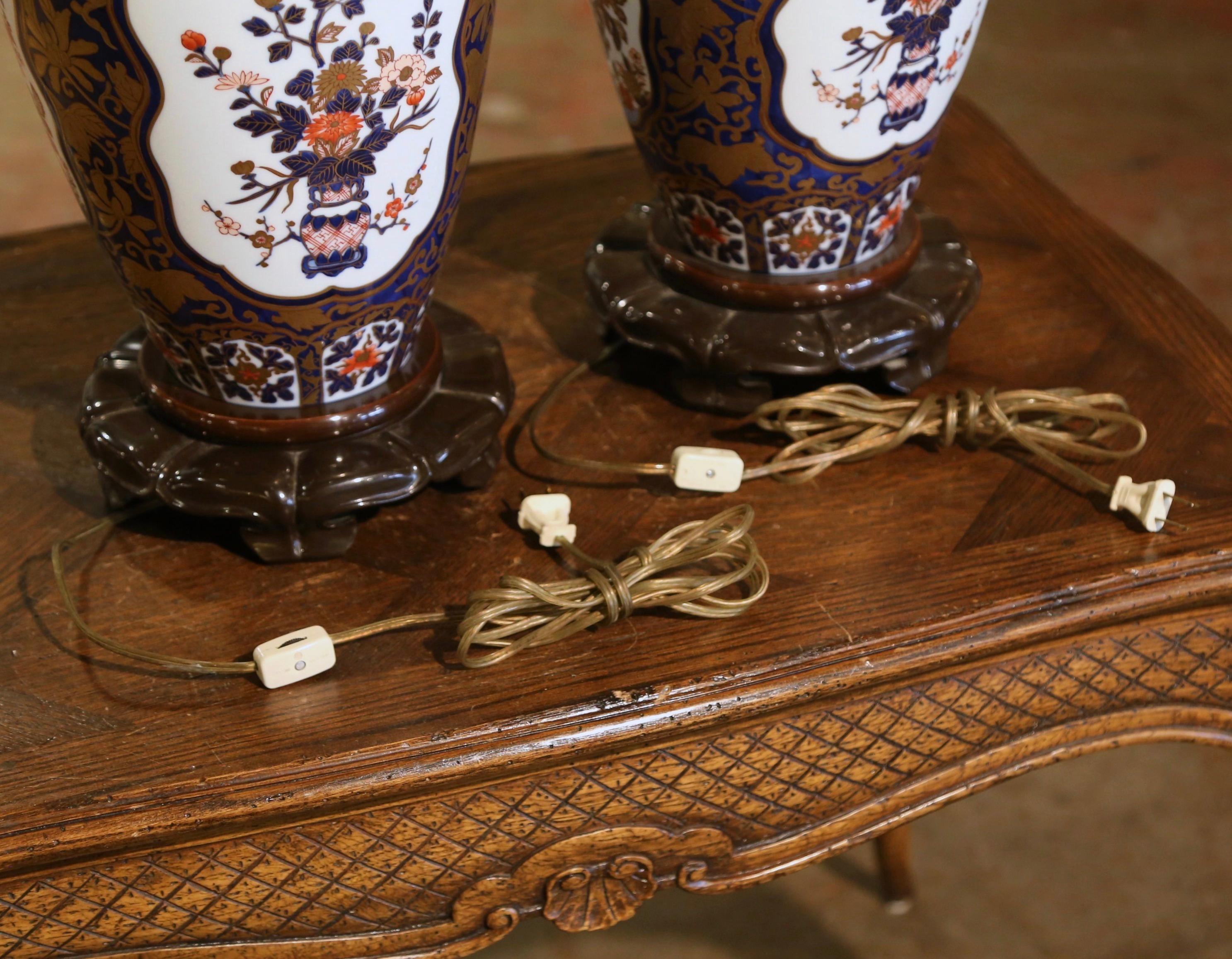 Paire de vases en porcelaine Imari Porcelain du début du 20e siècle montés en lampes de table  en vente 6