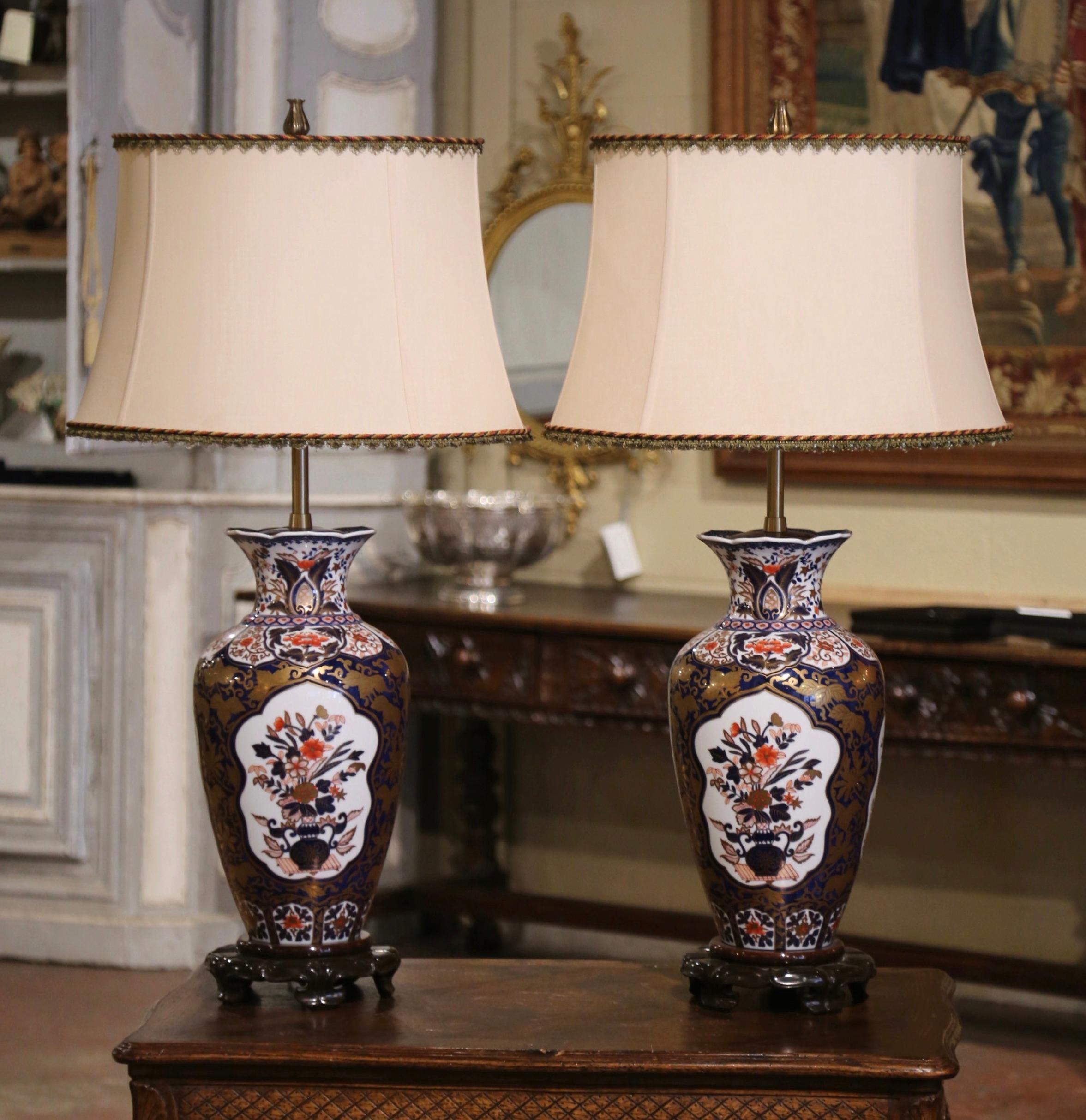 20ième siècle Paire de vases en porcelaine Imari Porcelain du début du 20e siècle montés en lampes de table  en vente