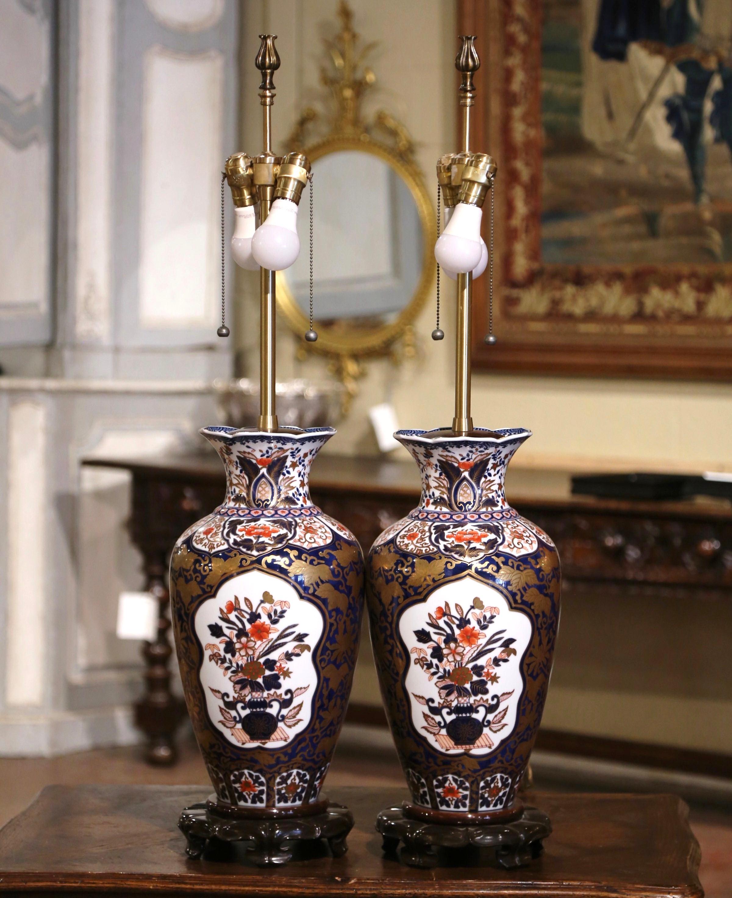 Porcelaine Paire de vases en porcelaine Imari Porcelain du début du 20e siècle montés en lampes de table  en vente