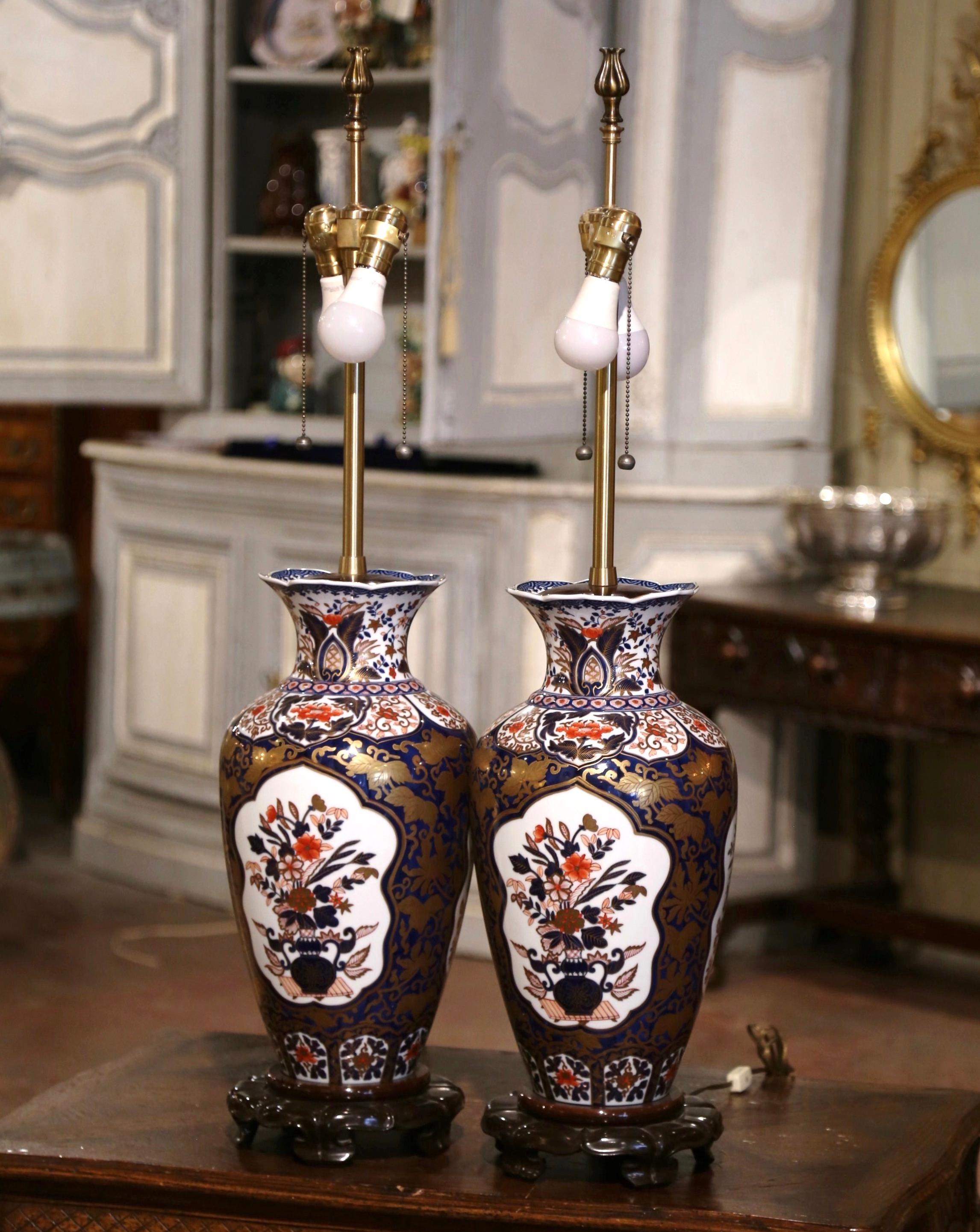 Paire de vases en porcelaine Imari Porcelain du début du 20e siècle montés en lampes de table  en vente 1