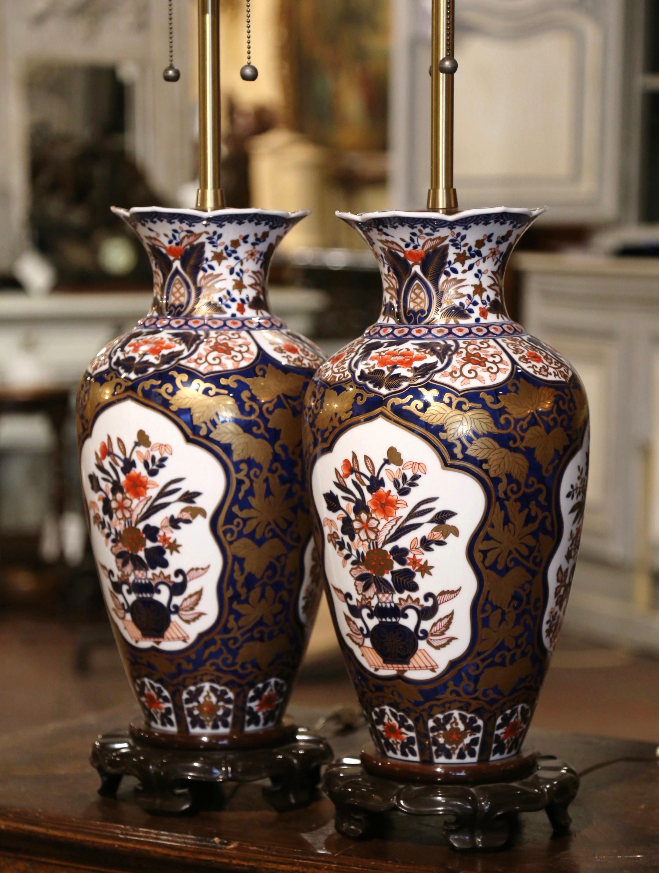 Paire de vases en porcelaine Imari Porcelain du début du 20e siècle montés en lampes de table  en vente 2