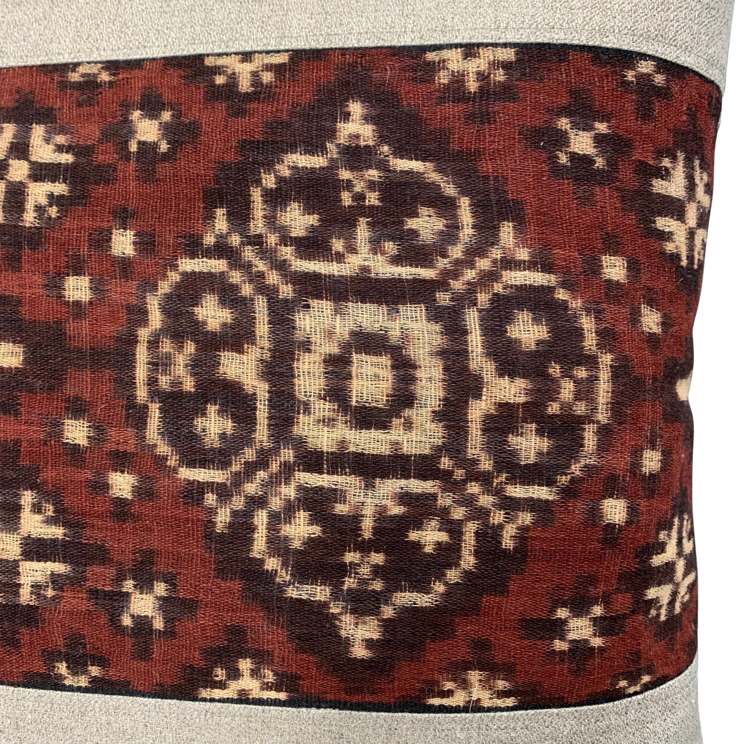 Pair of Early 20th Century Indonesian Double Ikat Pillows (Leinen)