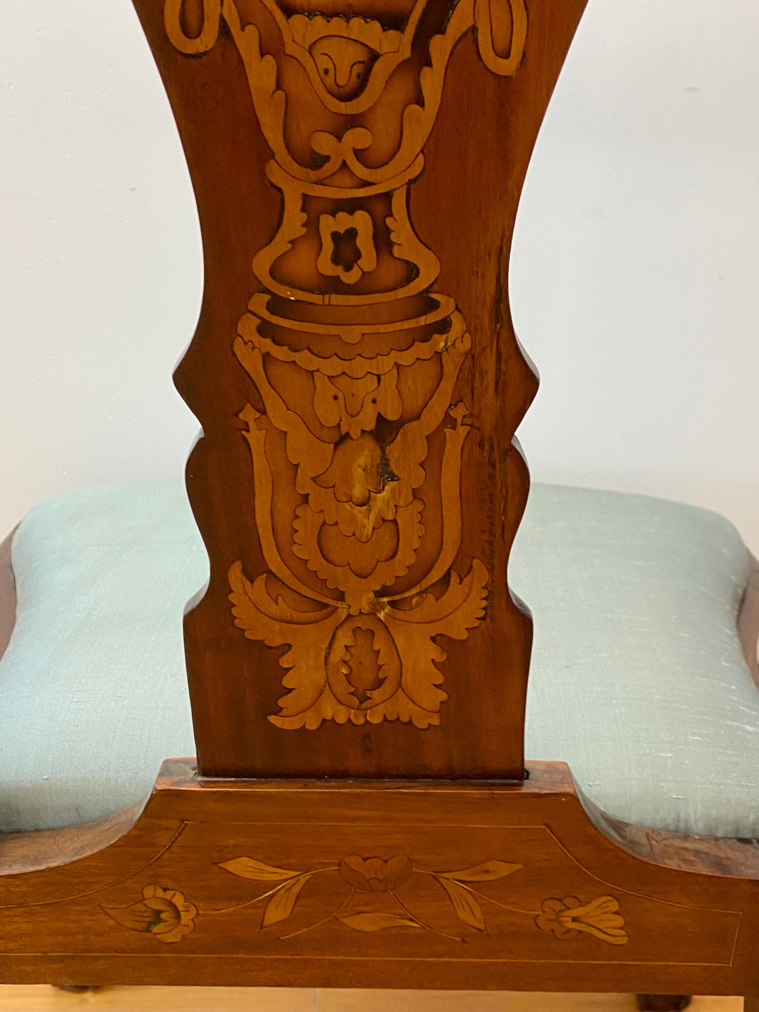 Paire de chaises d'appoint de style Chippendale incrustées du début du XXe siècle en vente 5