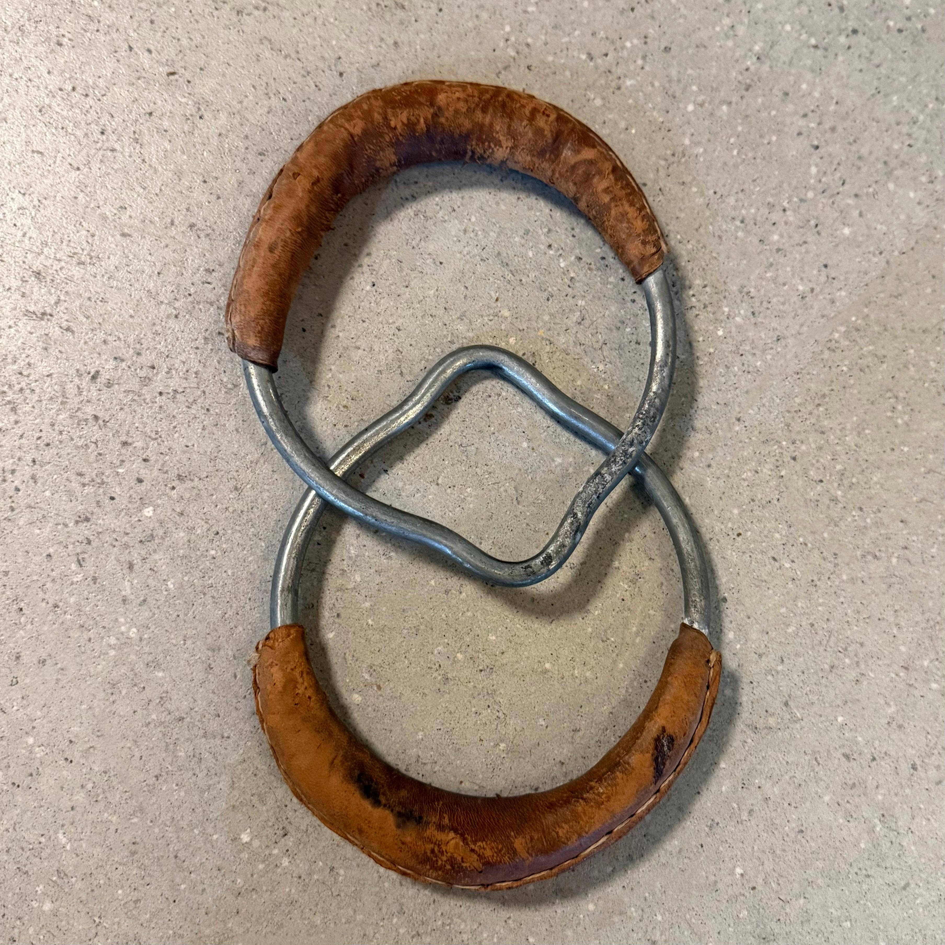 Paire d'anneaux de gymnastique en fer et cuir du début du 20e siècle Bon état - En vente à Brooklyn, NY