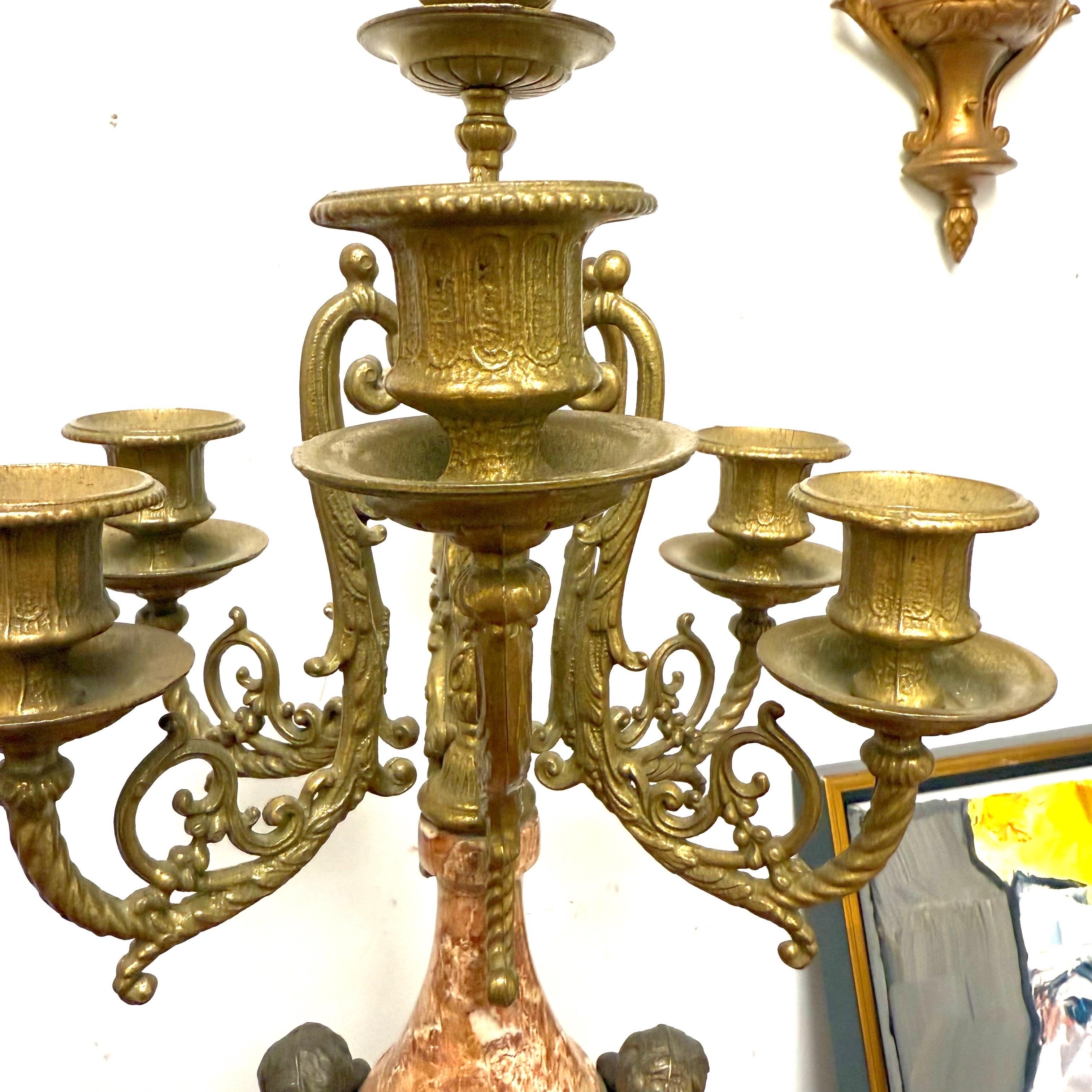 Laiton Paire de chandeliers italiens en laiton et marbre Brevettato du début du 20e siècle en vente