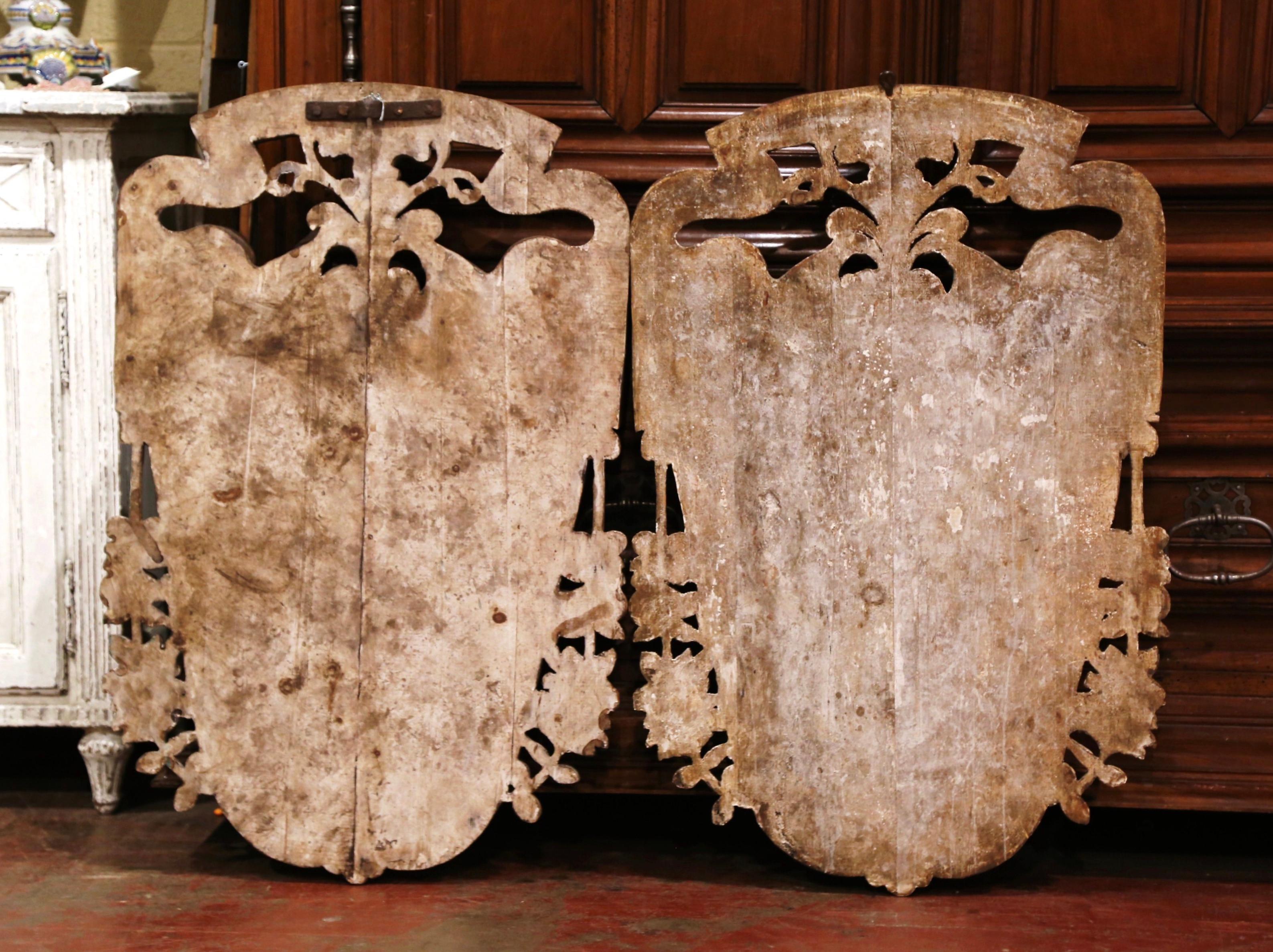 Pair of Early 20th Century Italian Carved Gilt and Painted Wall Hanging Shields 3
