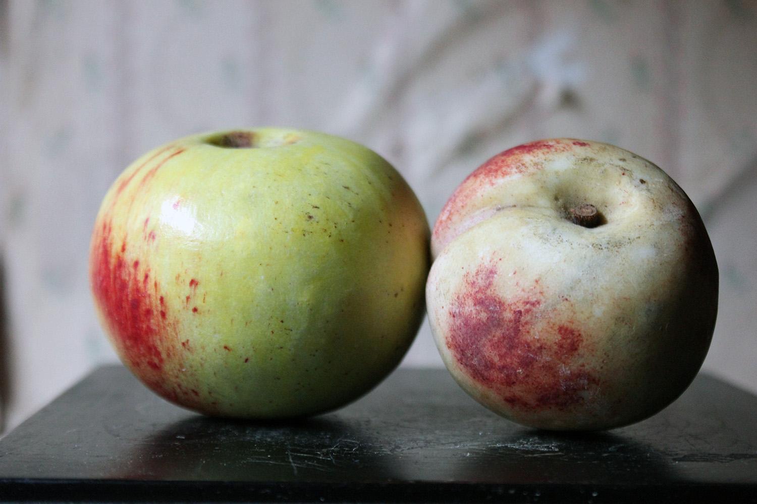 Pair of Early 20th Century Italian Carved Marble Faux Fruits as an Apple & Peach In Good Condition In Bedford, Bedfordshire