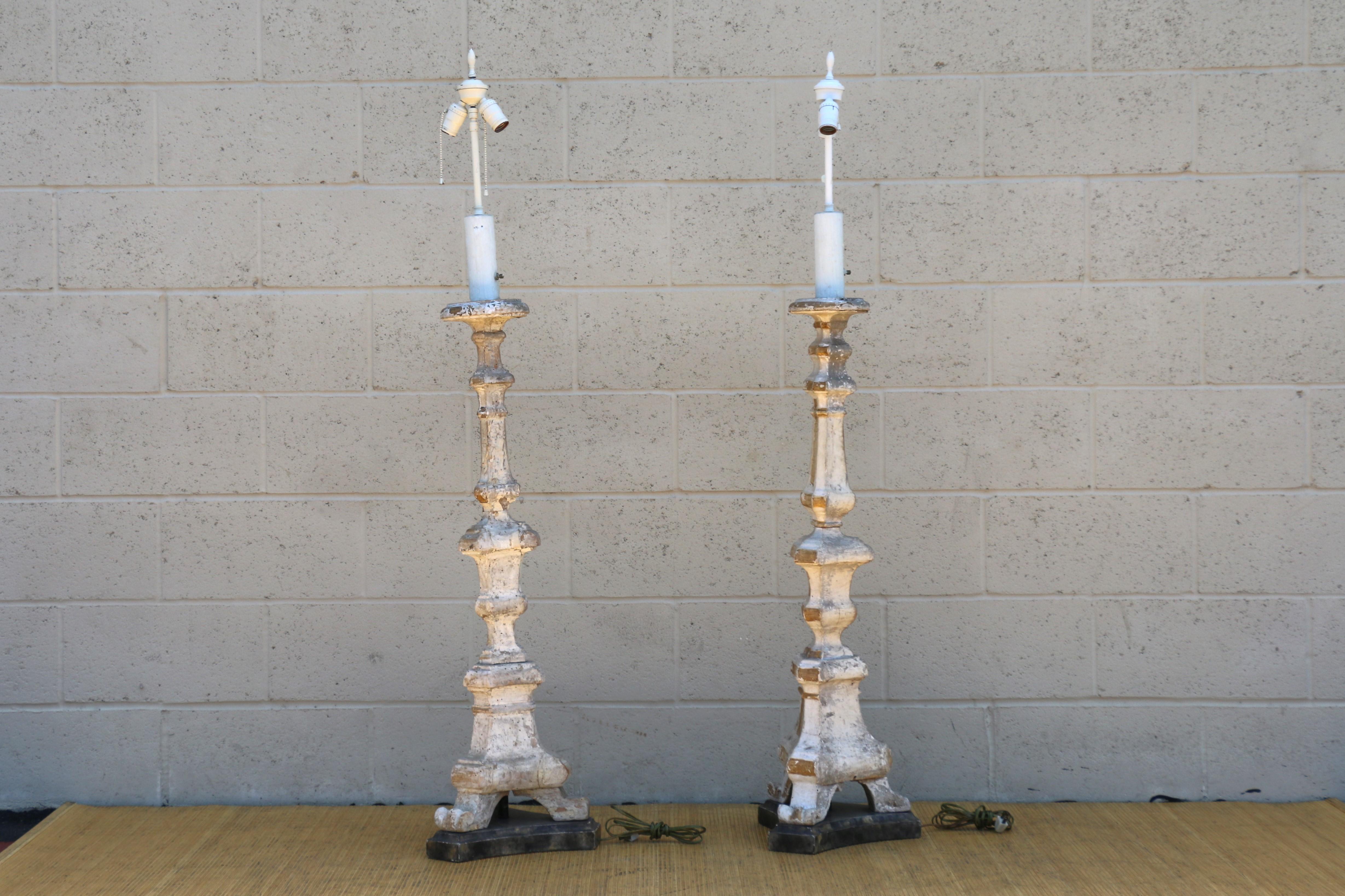 Pair of Early 20th Century Italian Hand-Carved Giltwood Neoclassical Floor Lamps In Good Condition For Sale In North Hollywood, CA