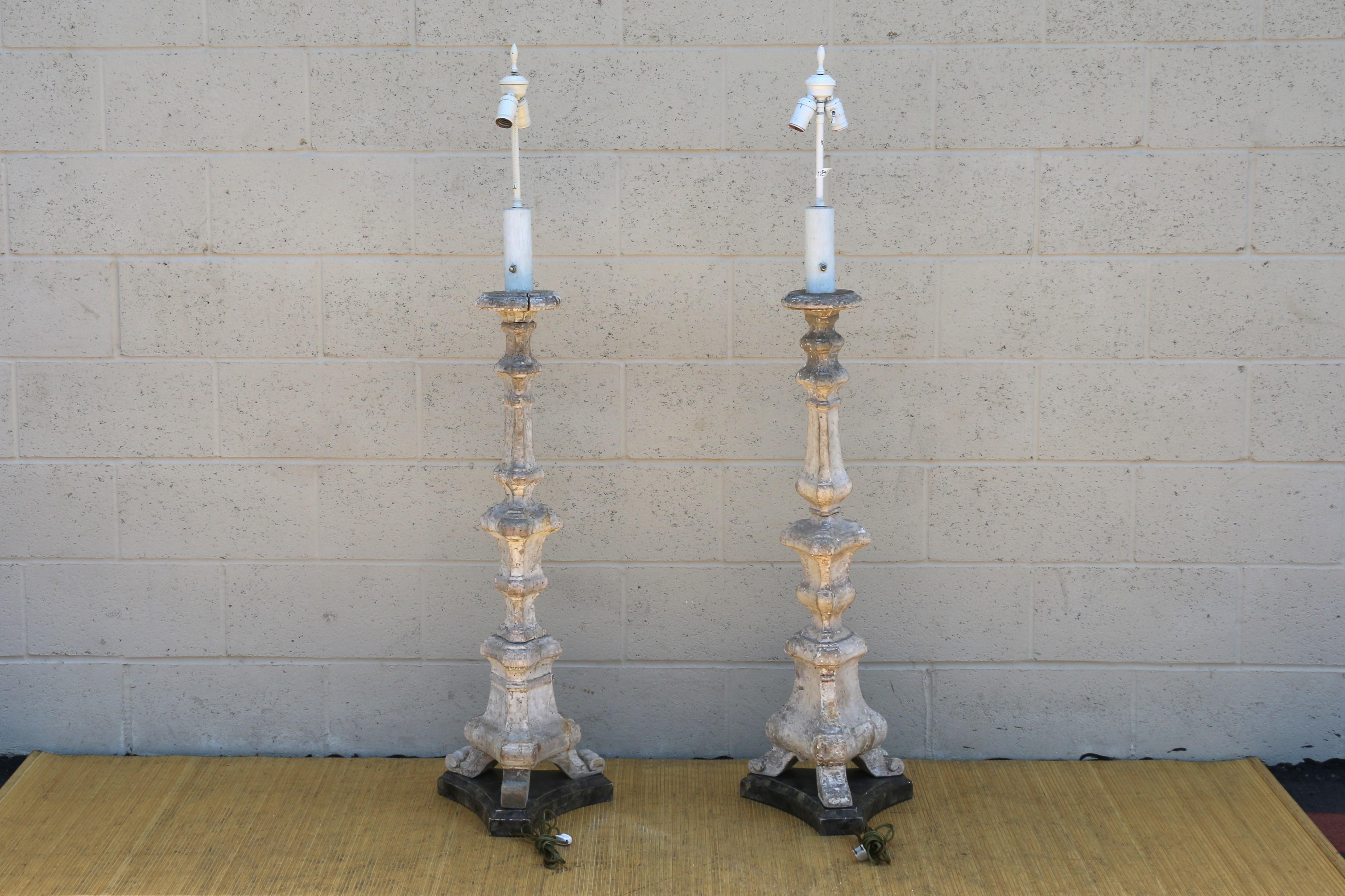 Wood Pair of Early 20th Century Italian Hand-Carved Giltwood Neoclassical Floor Lamps For Sale