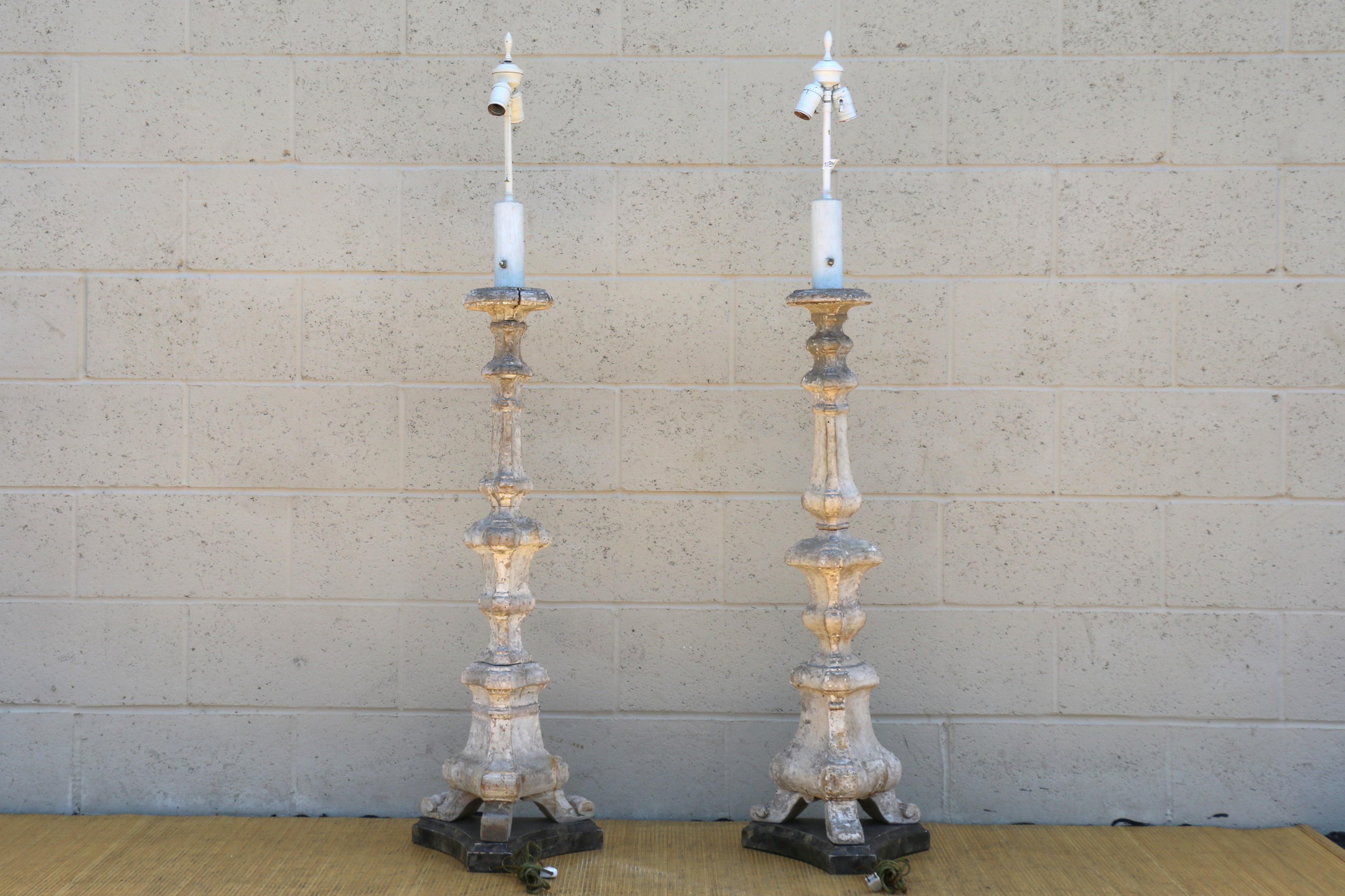 Pair of Early 20th Century Italian Hand-Carved Giltwood Neoclassical Floor Lamps For Sale 1