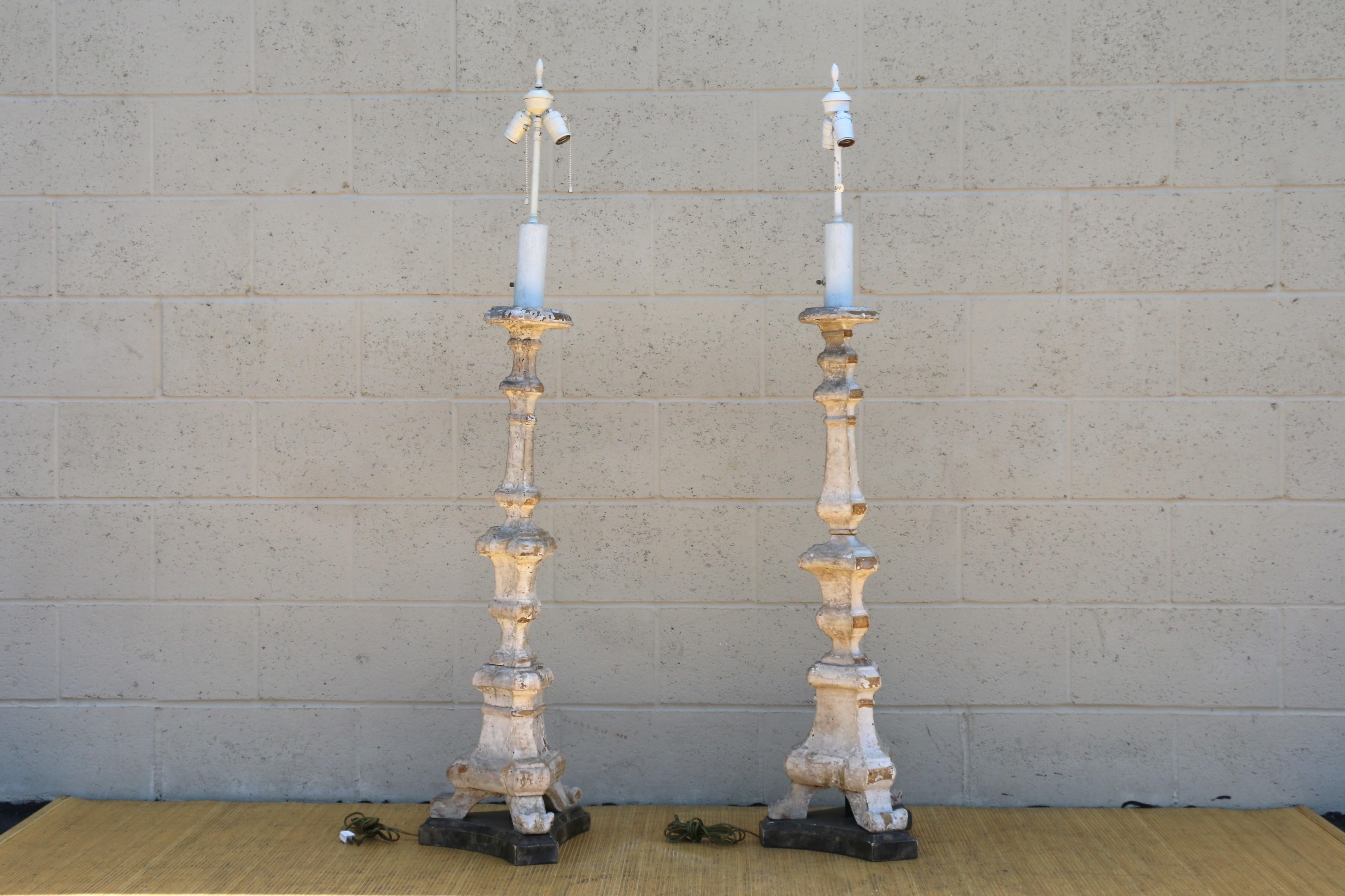 Pair of Early 20th Century Italian Hand-Carved Giltwood Neoclassical Floor Lamps For Sale 2