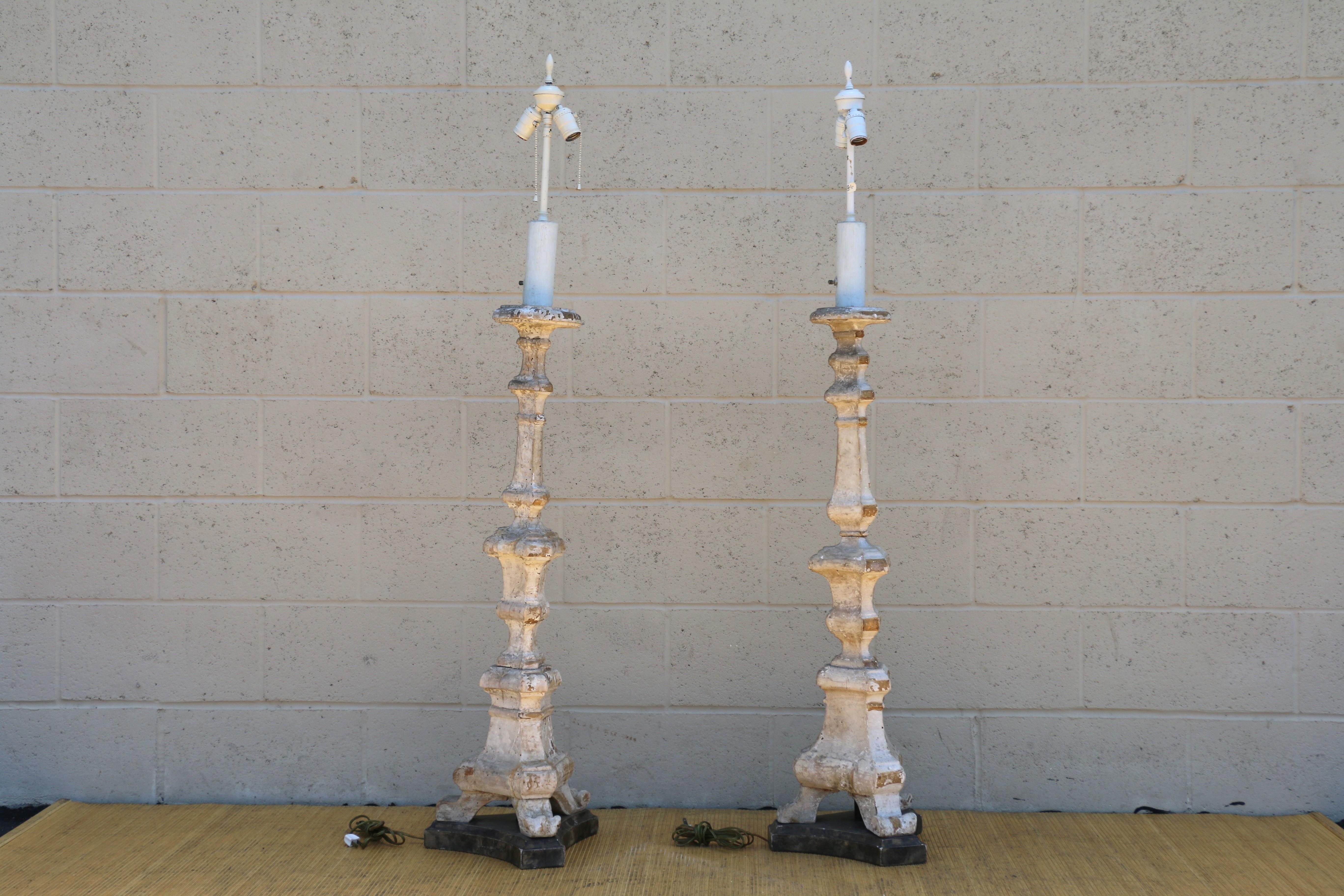 Pair of Early 20th Century Italian Hand-Carved Giltwood Neoclassical Floor Lamps For Sale 3