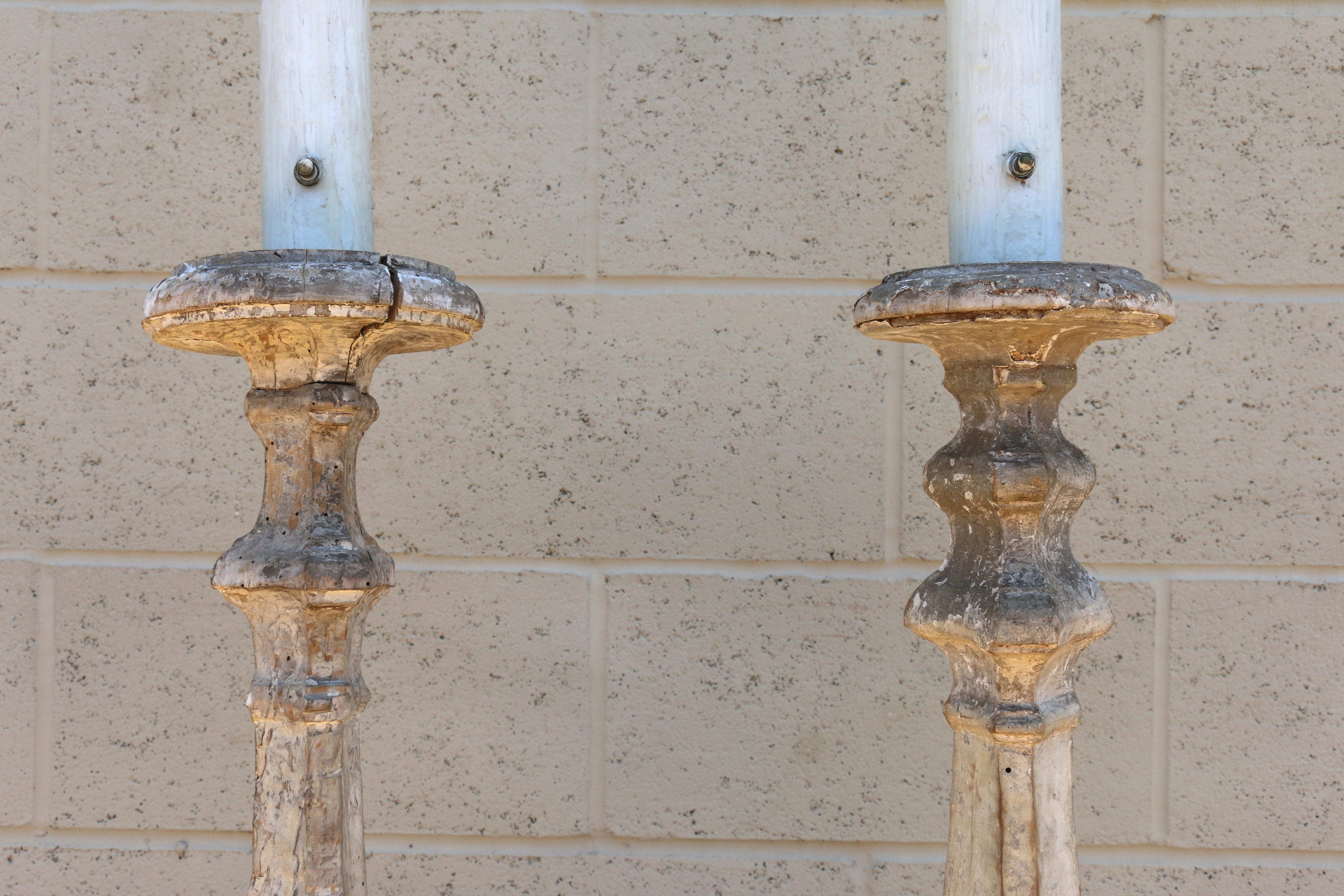 Pair of Early 20th Century Italian Hand-Carved Giltwood Neoclassical Floor Lamps For Sale 4