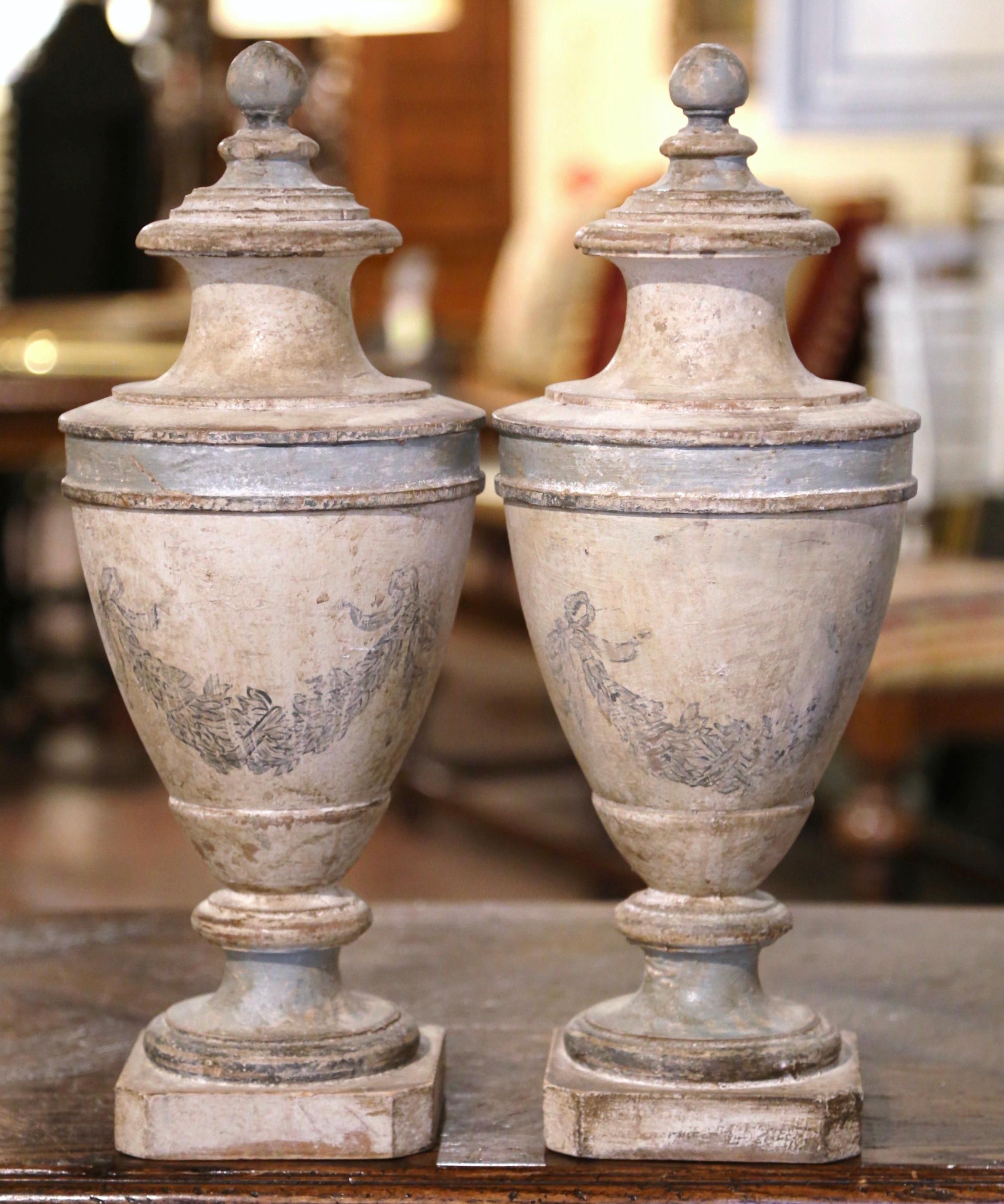 Pair of Early 20th Century Italian Hand Carved Oak and Painted Urns Finials In Excellent Condition In Dallas, TX