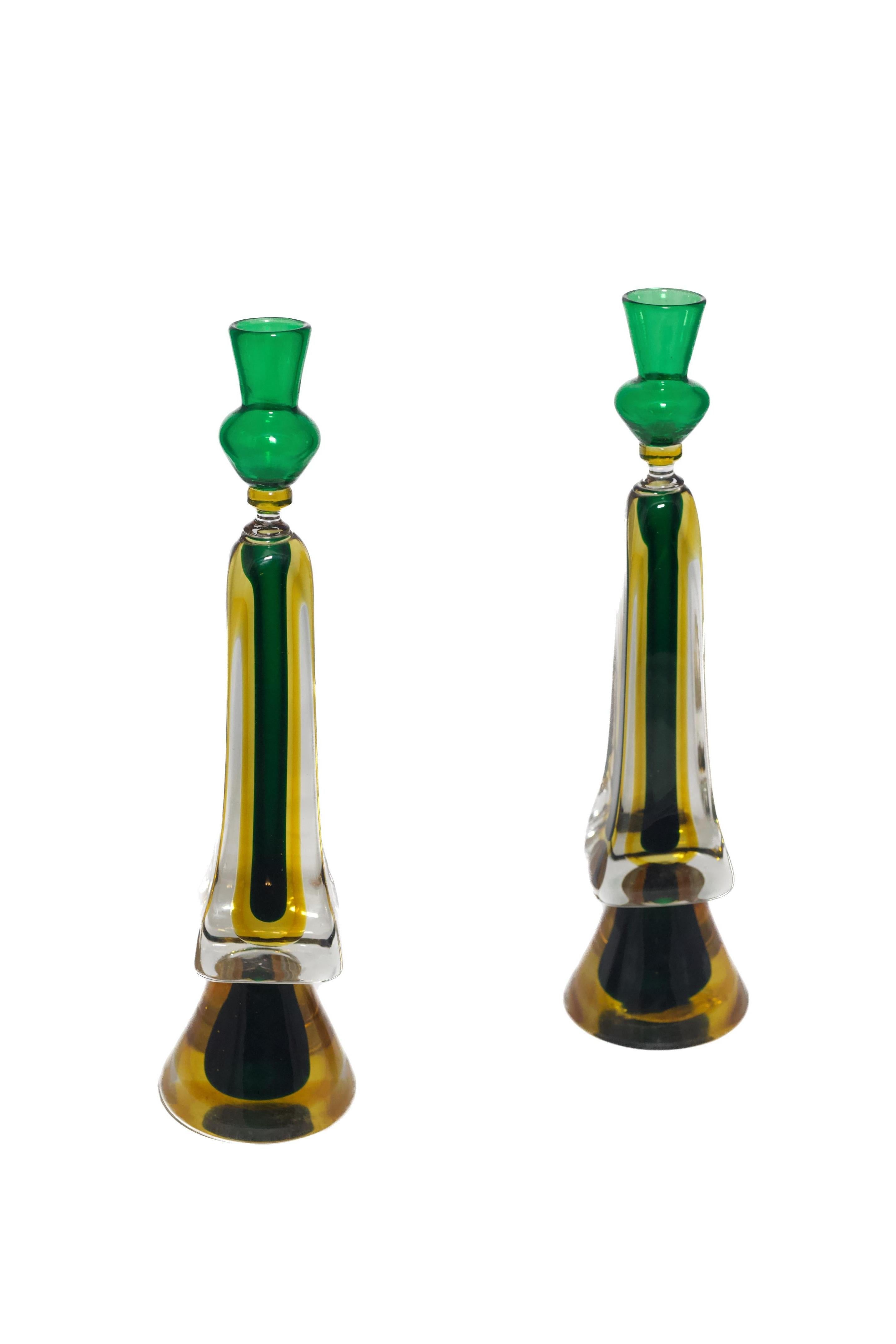 Questa elegante coppia di candelieri in vetro di Murano, realizzati in Italia all'inizio del XX secolo, è un ottimo esempio della delicata arte per cui Murano è famosa. Ogni candeliere è caratterizzato da uno splendido vetro soffiato a mano con