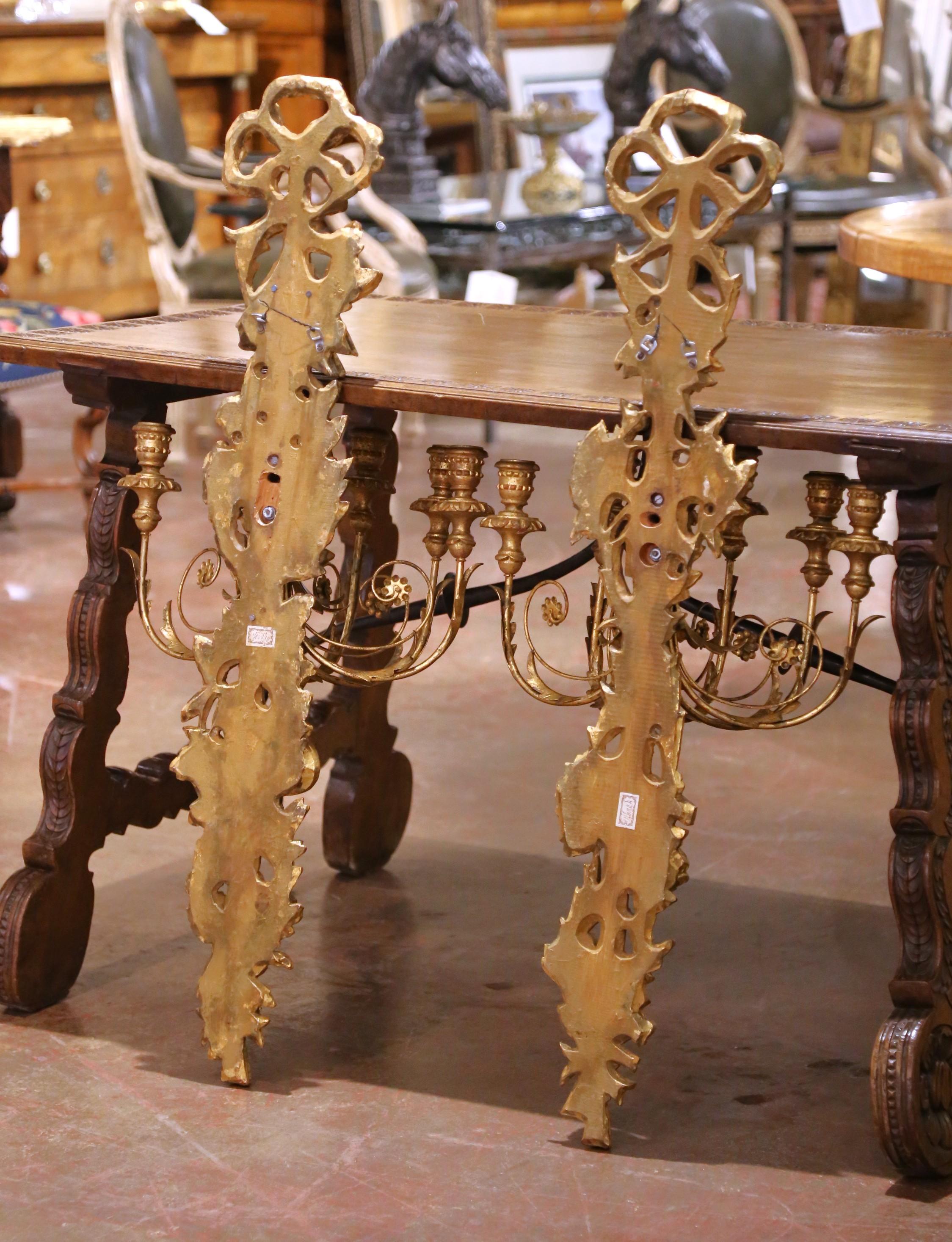 Paire d'appliques murales en bois doré sculpté de style néoclassique italien du début du XXe siècle en vente 6