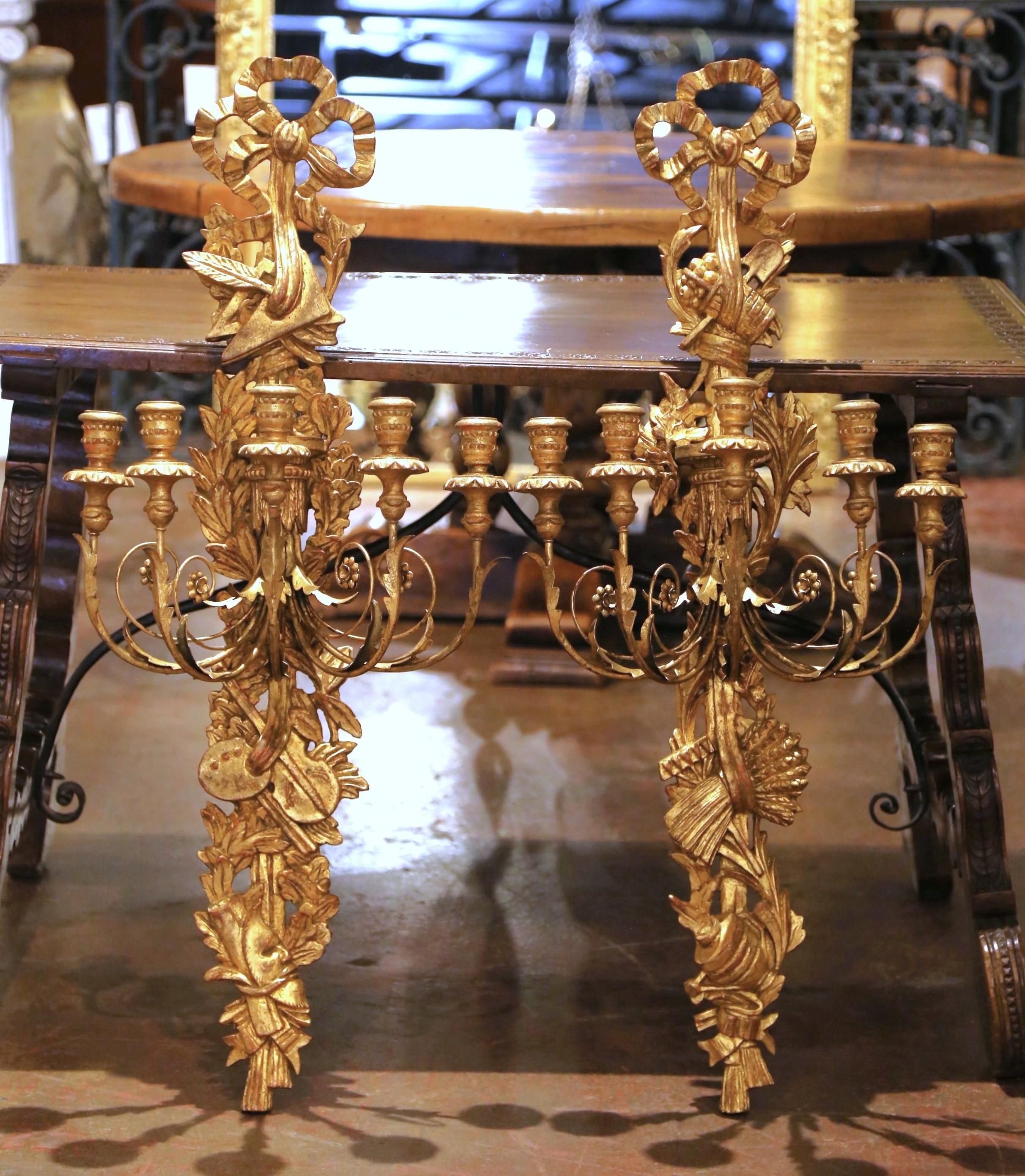 Louis XVI Paire d'appliques murales en bois doré sculpté de style néoclassique italien du début du XXe siècle en vente
