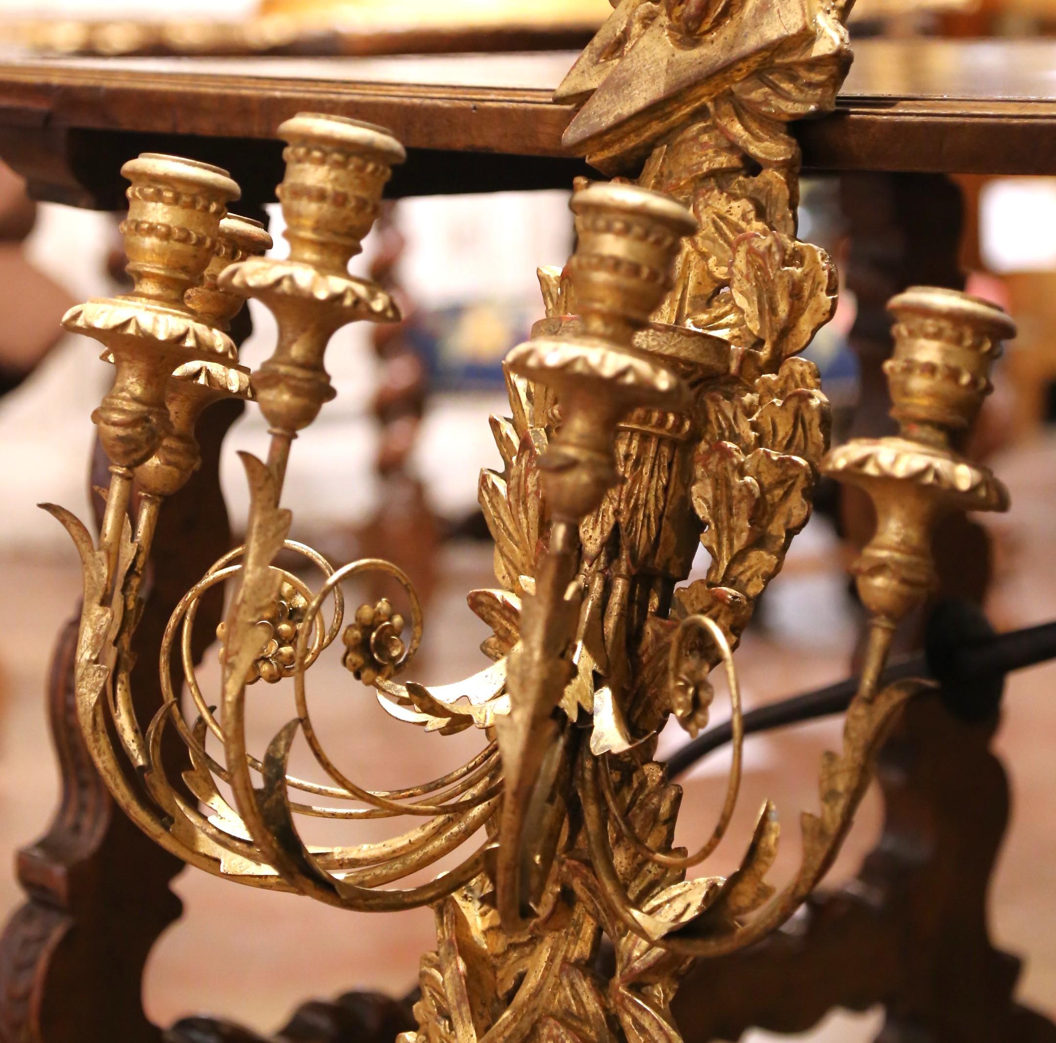Paire d'appliques murales en bois doré sculpté de style néoclassique italien du début du XXe siècle en vente 1