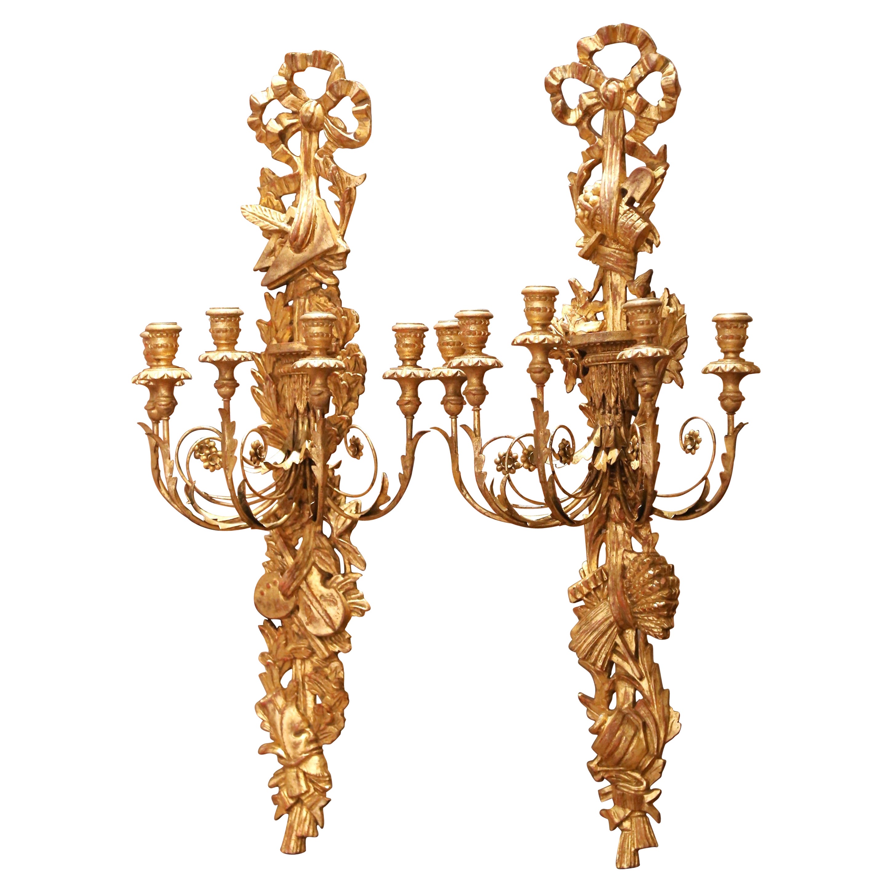 Paire d'appliques murales en bois doré sculpté de style néoclassique italien du début du XXe siècle en vente