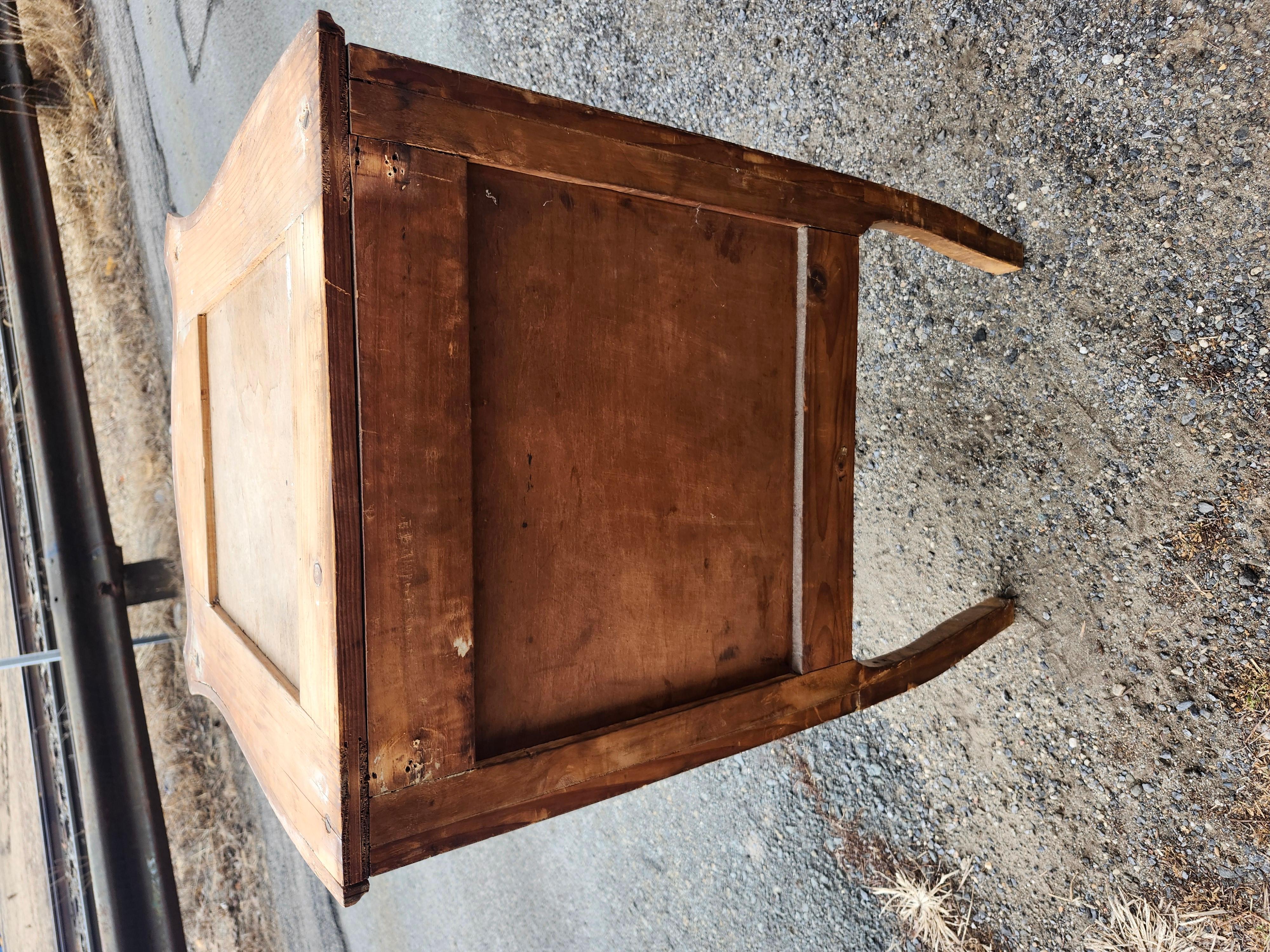 Pair of Early 20th Century Italian Night Tables Commodes with Marble Tops For Sale 4