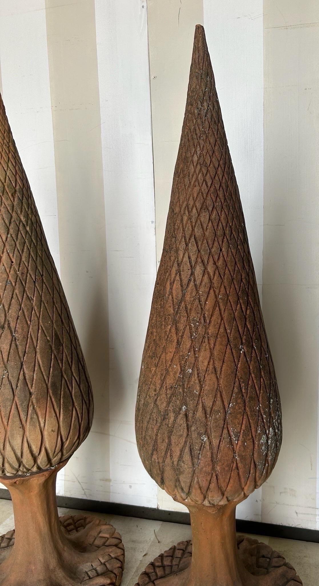 Estupendo par de remates italianos de terracota con forma de ciprés de principios del siglo XX. Compuestos por 2 piezas cada uno, miden casi 48 pulgadas de alto y serían divertidos en el suelo o encima de postes o pilares. 