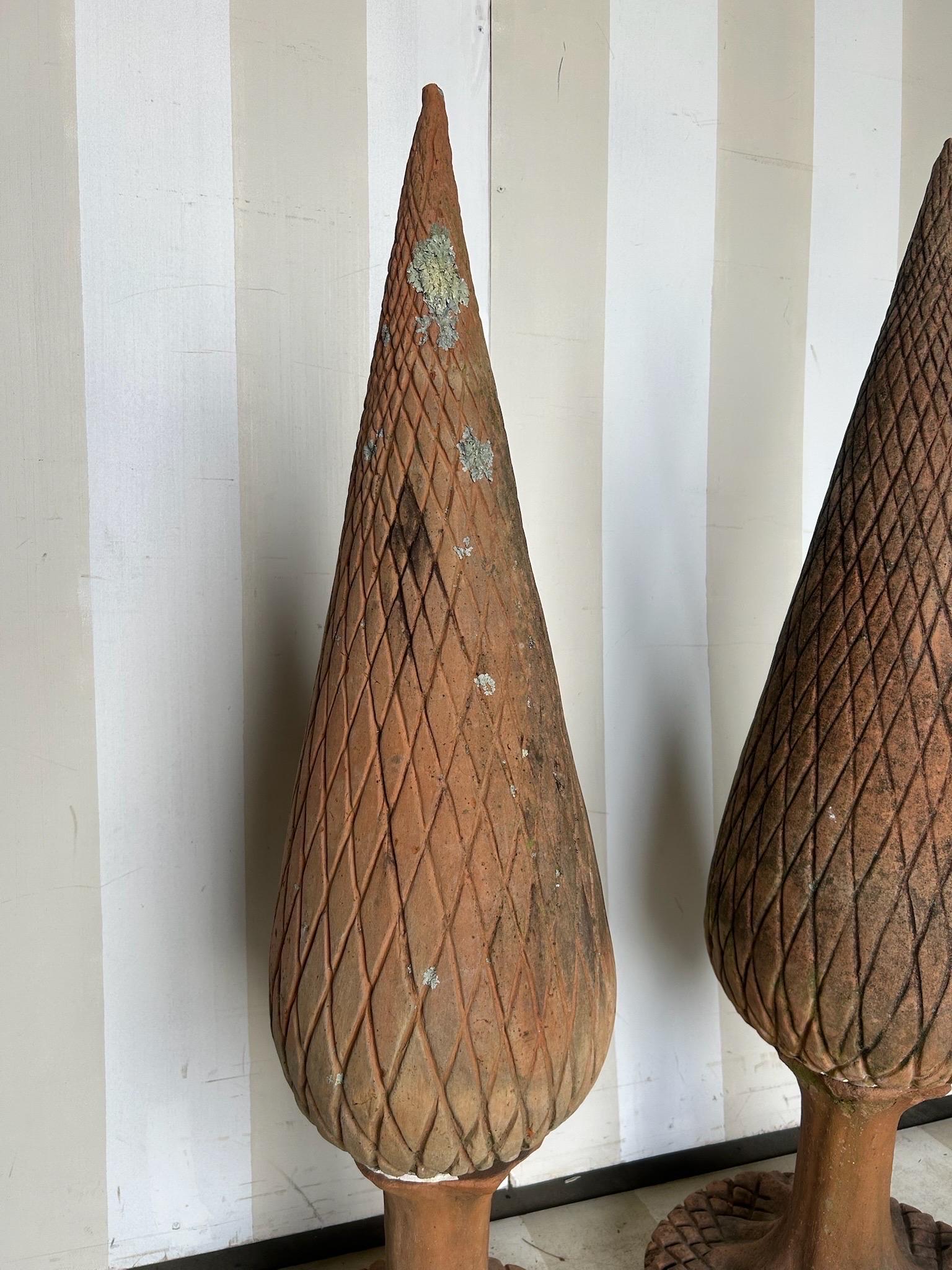 Pareja de remates de ciprés italianos de terracota de principios del siglo XX en venta 1