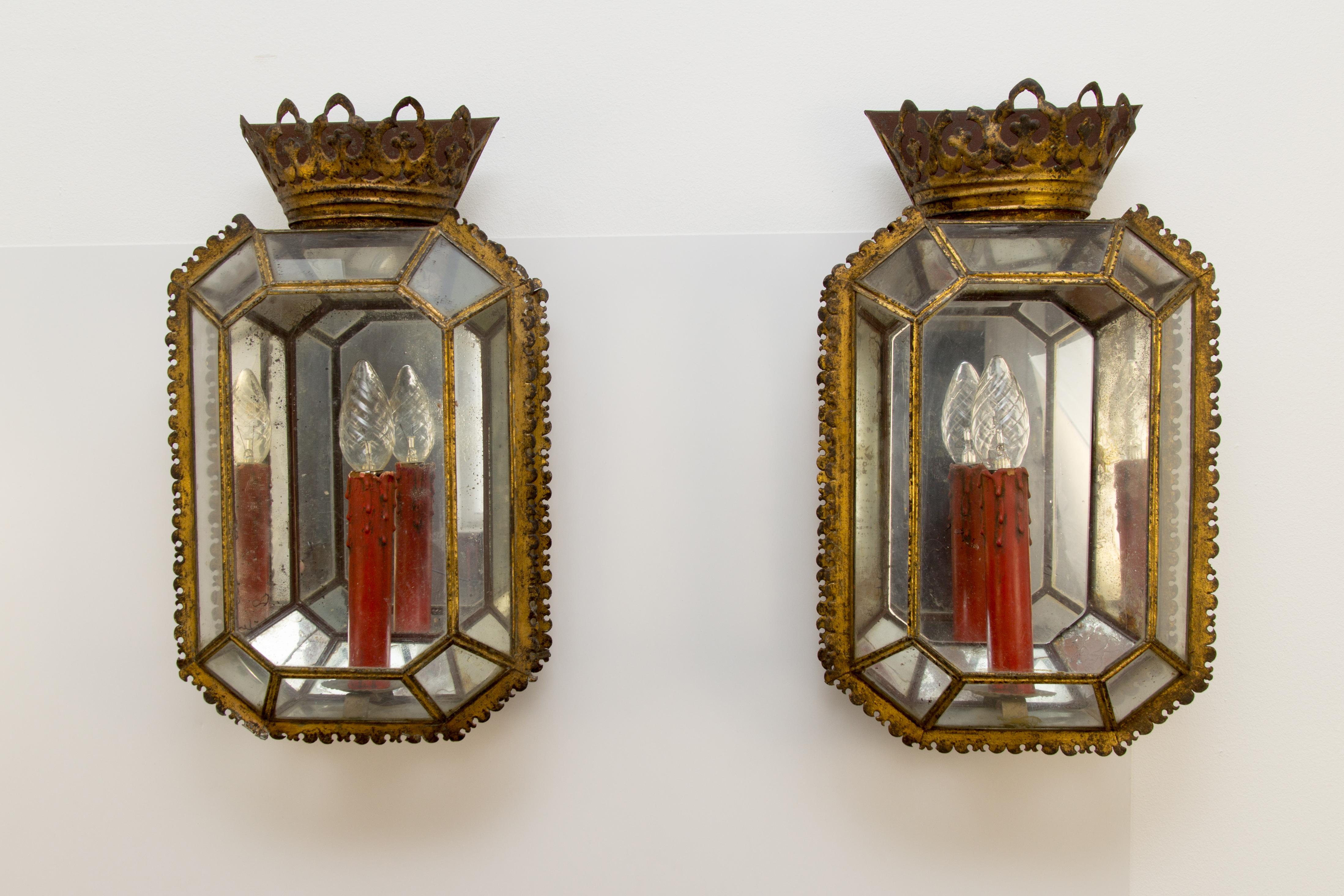 Pair of rare early 20th century Italian tole and glass sconces. Glass and mirror glass in background. Each has one socket for E 14 light bulb. Mirror and metal parts have a lovely vintage patina.
The price is for the set of two