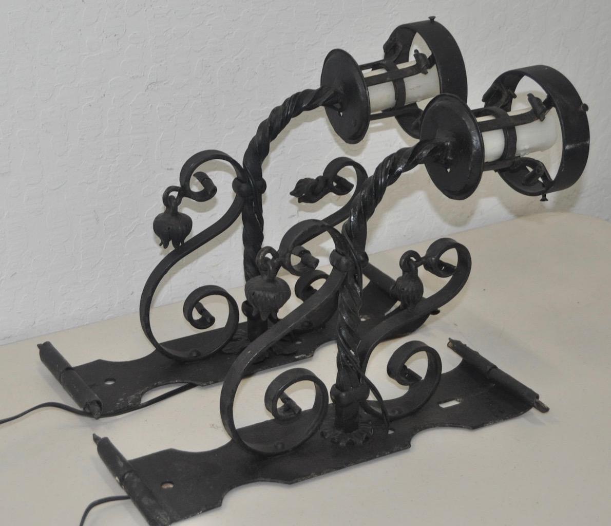 Pair of early 20th century Italian wrought iron wall sconces

Beautiful late 19th to early 20th century Italian wrought iron wall sconces, wired and ready to illuminate.

The back wall plate measures: 6