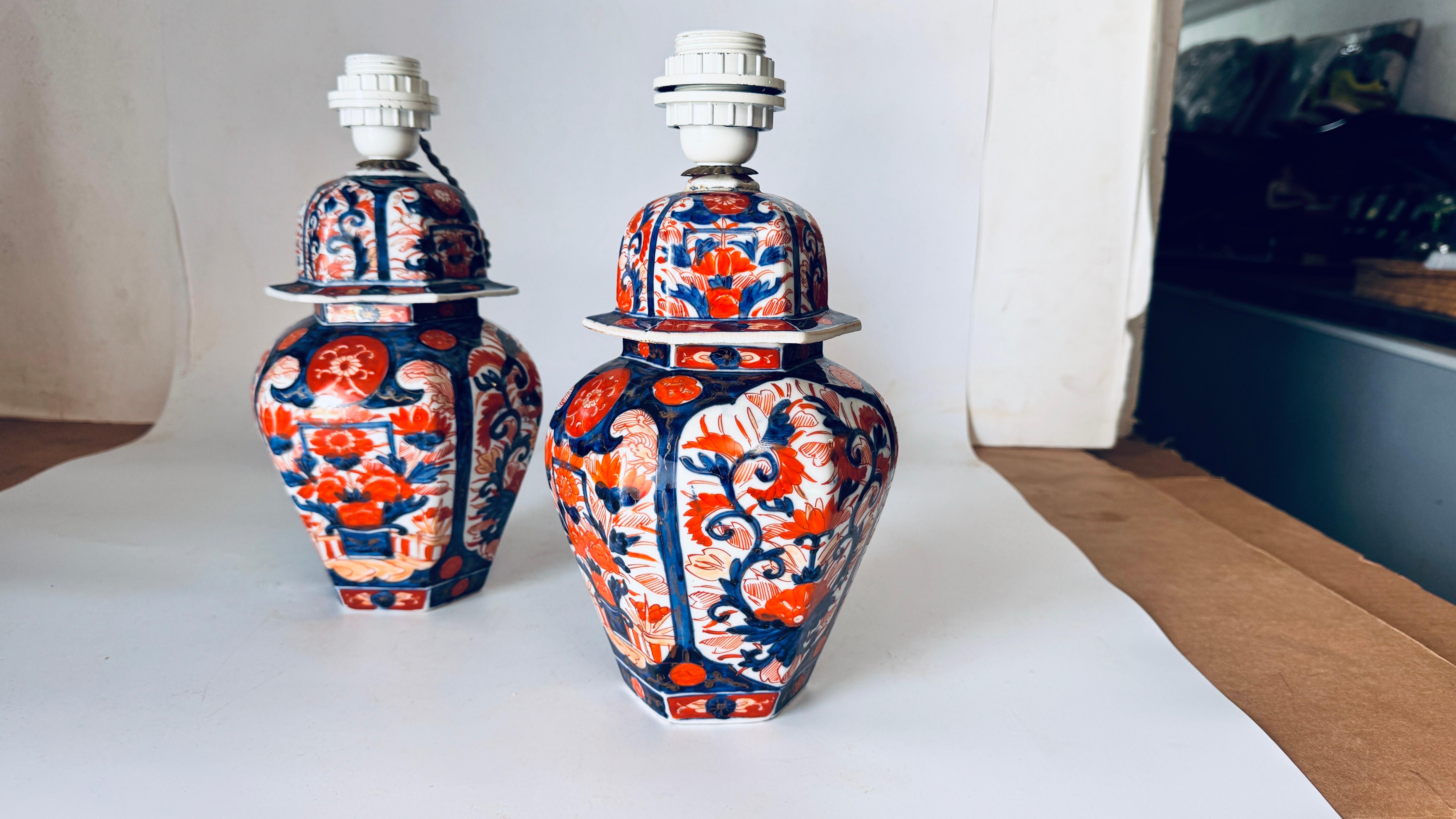Paar japanische Tischlampen des frühen 20. Jahrhunderts, Blumenmotive, Orange und Blau im Angebot 4