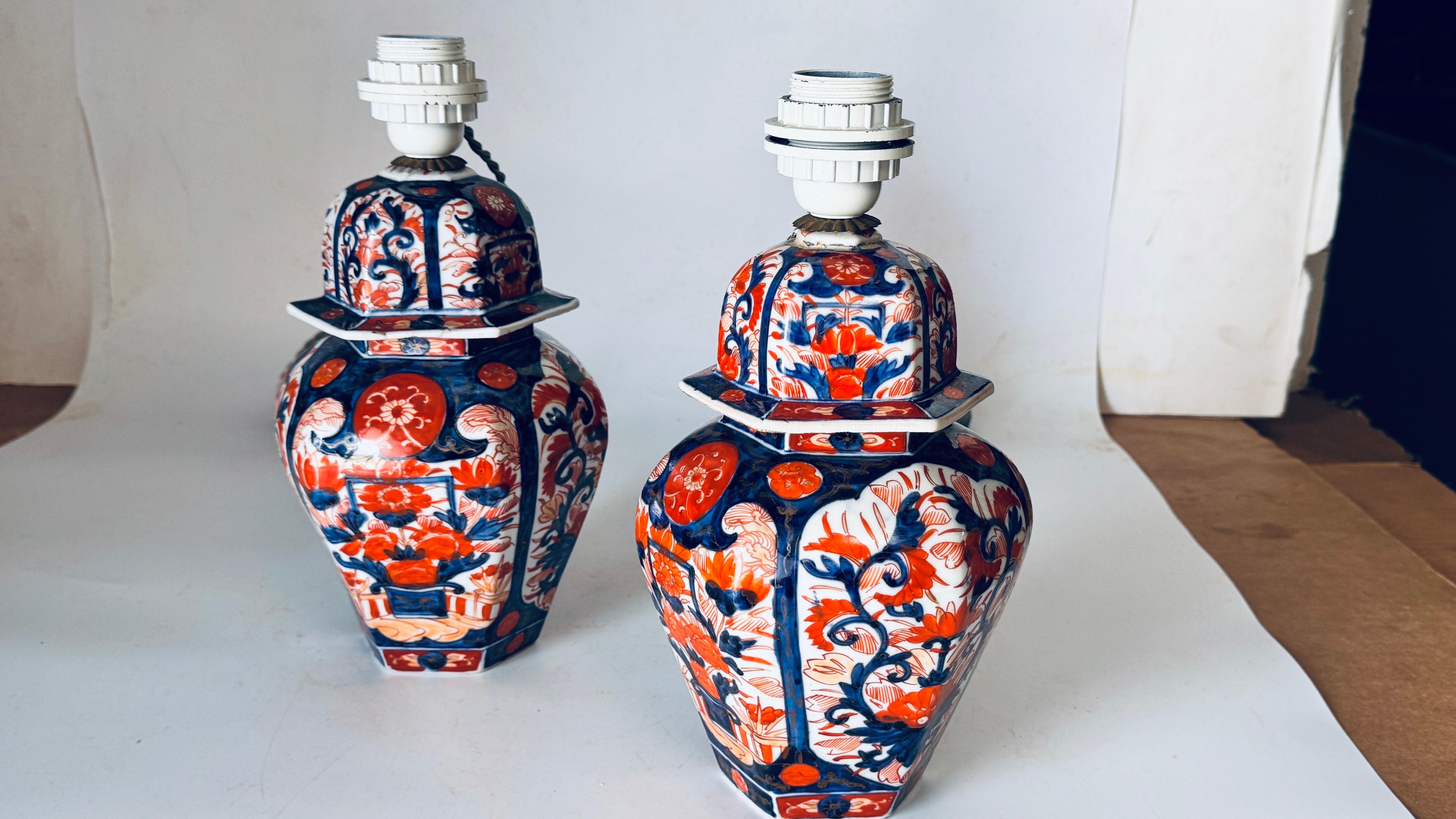 Paar japanische Tischlampen des frühen 20. Jahrhunderts, Blumenmotive, Orange und Blau im Angebot 5