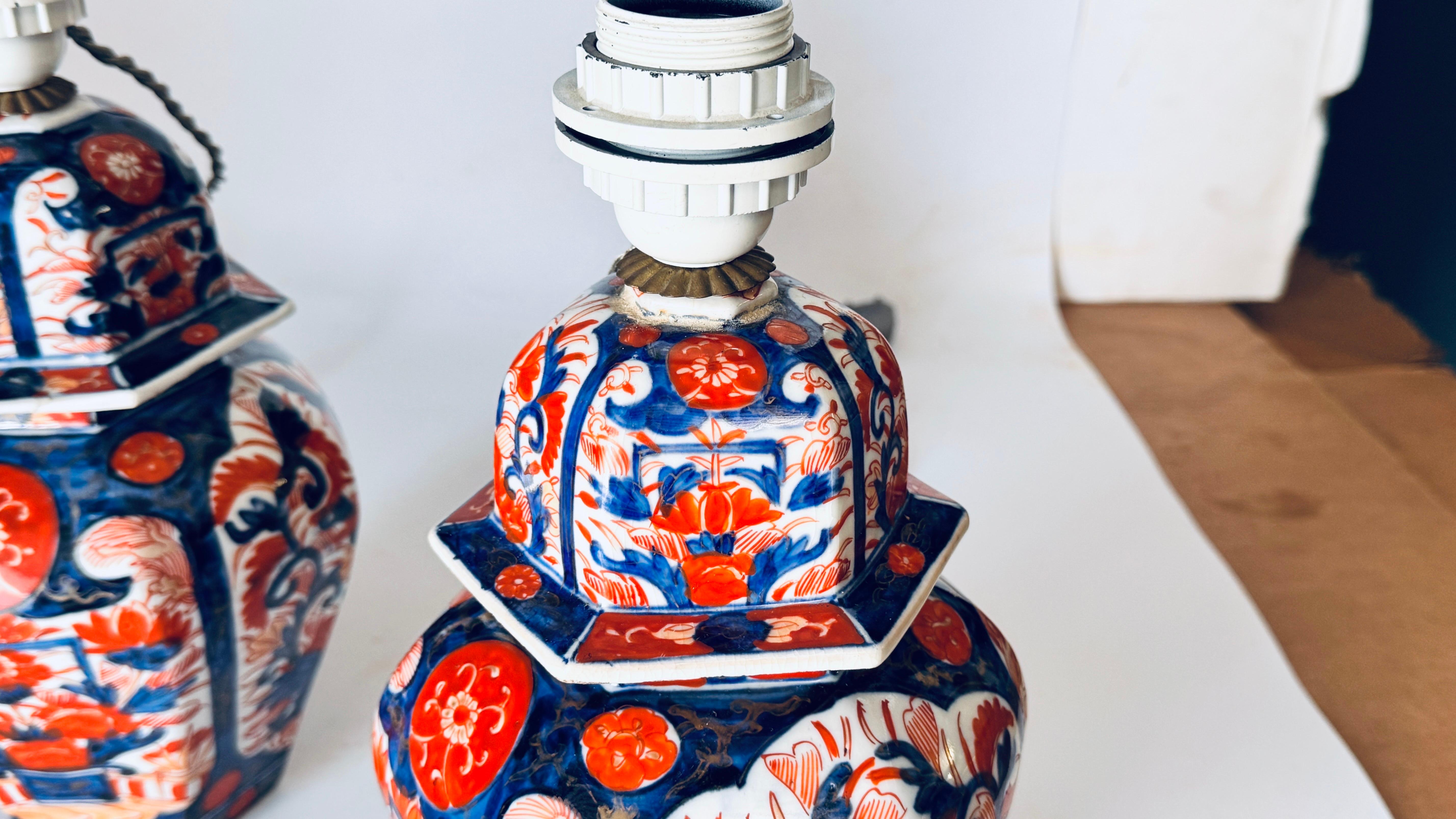 Paar japanische Tischlampen des frühen 20. Jahrhunderts, Blumenmotive, Orange und Blau (Handbemalt) im Angebot