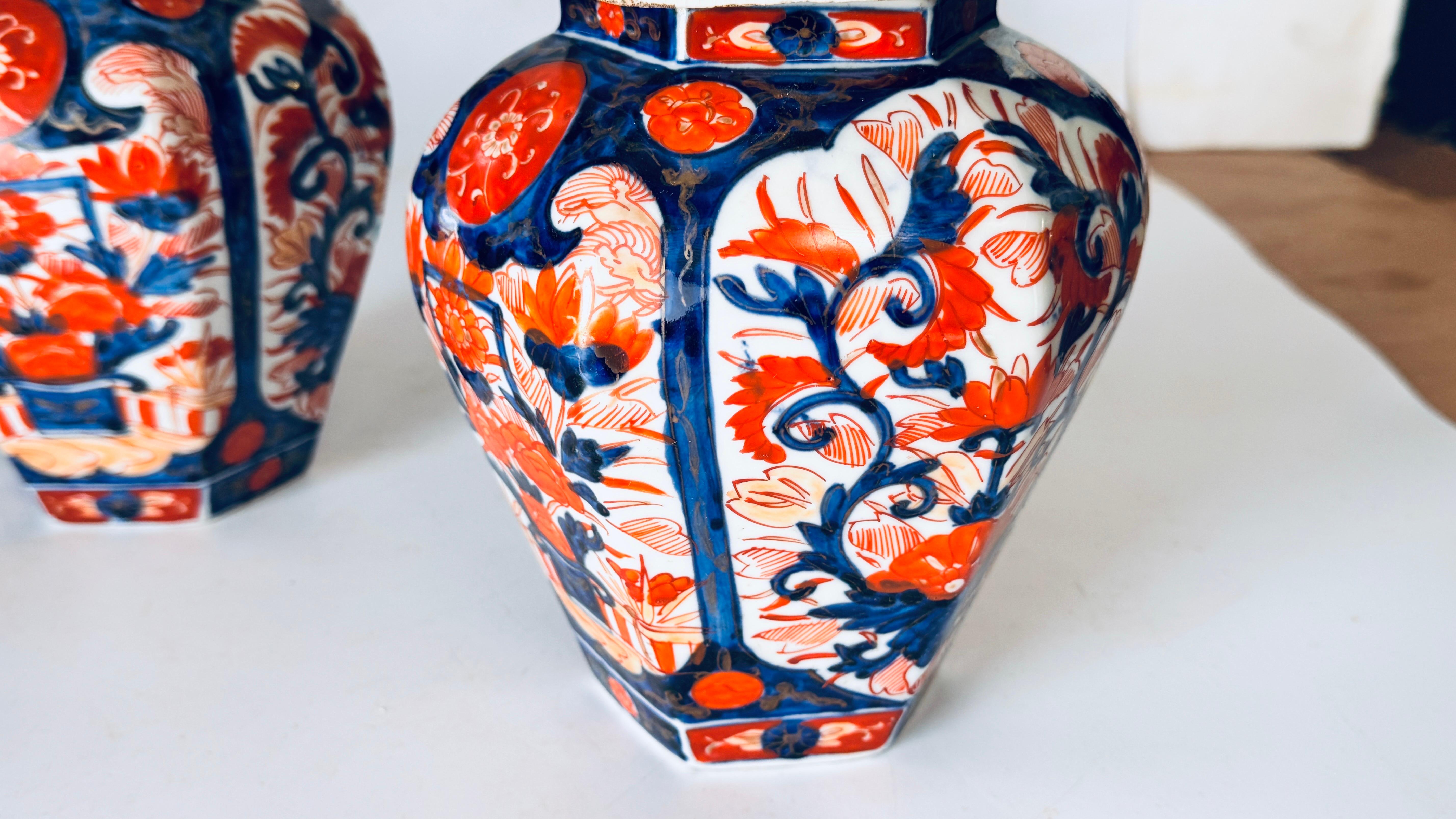 Paar japanische Tischlampen des frühen 20. Jahrhunderts, Blumenmotive, Orange und Blau im Angebot 1