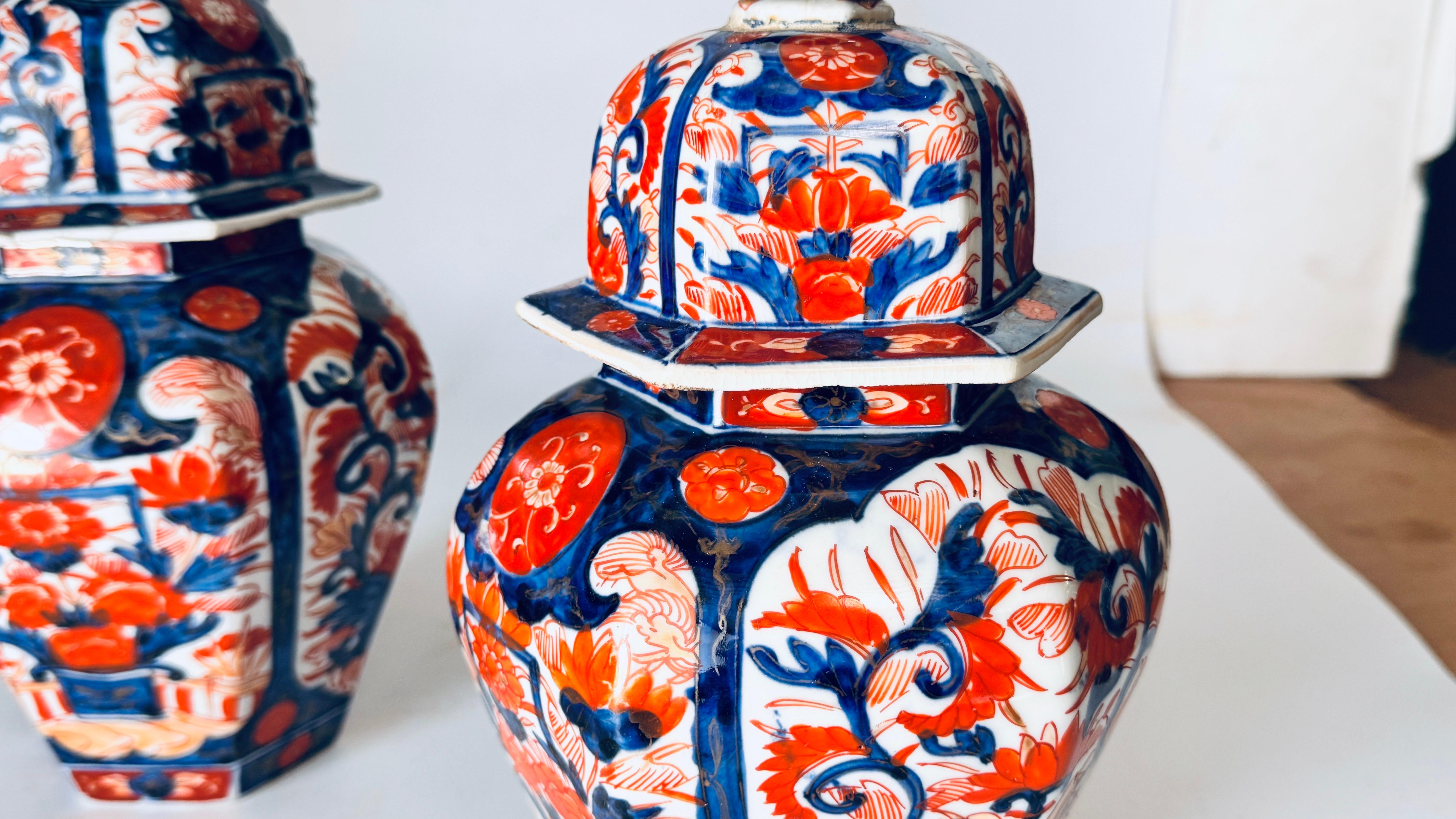 Paar japanische Tischlampen des frühen 20. Jahrhunderts, Blumenmotive, Orange und Blau im Angebot 2