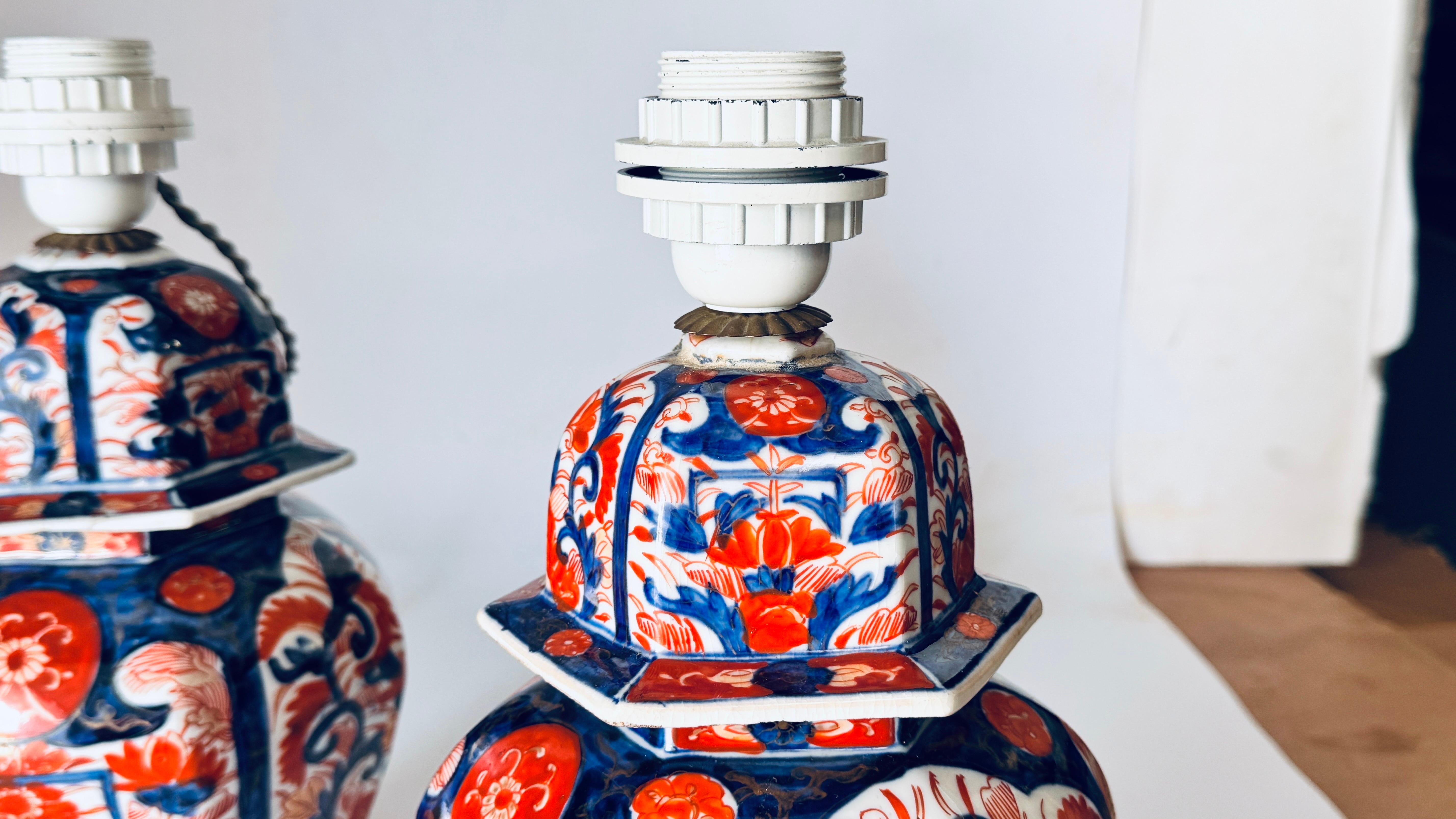 Paar japanische Tischlampen des frühen 20. Jahrhunderts, Blumenmotive, Orange und Blau im Angebot 3