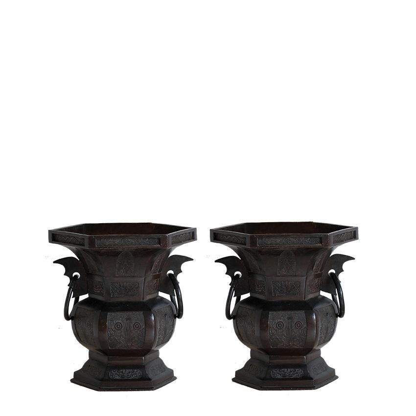 Un magnífico par de urnas de bronce para templos. Llamado Jyôka, este conjunto suele colocarse sobre o junto a un altar en los templos budistas. 