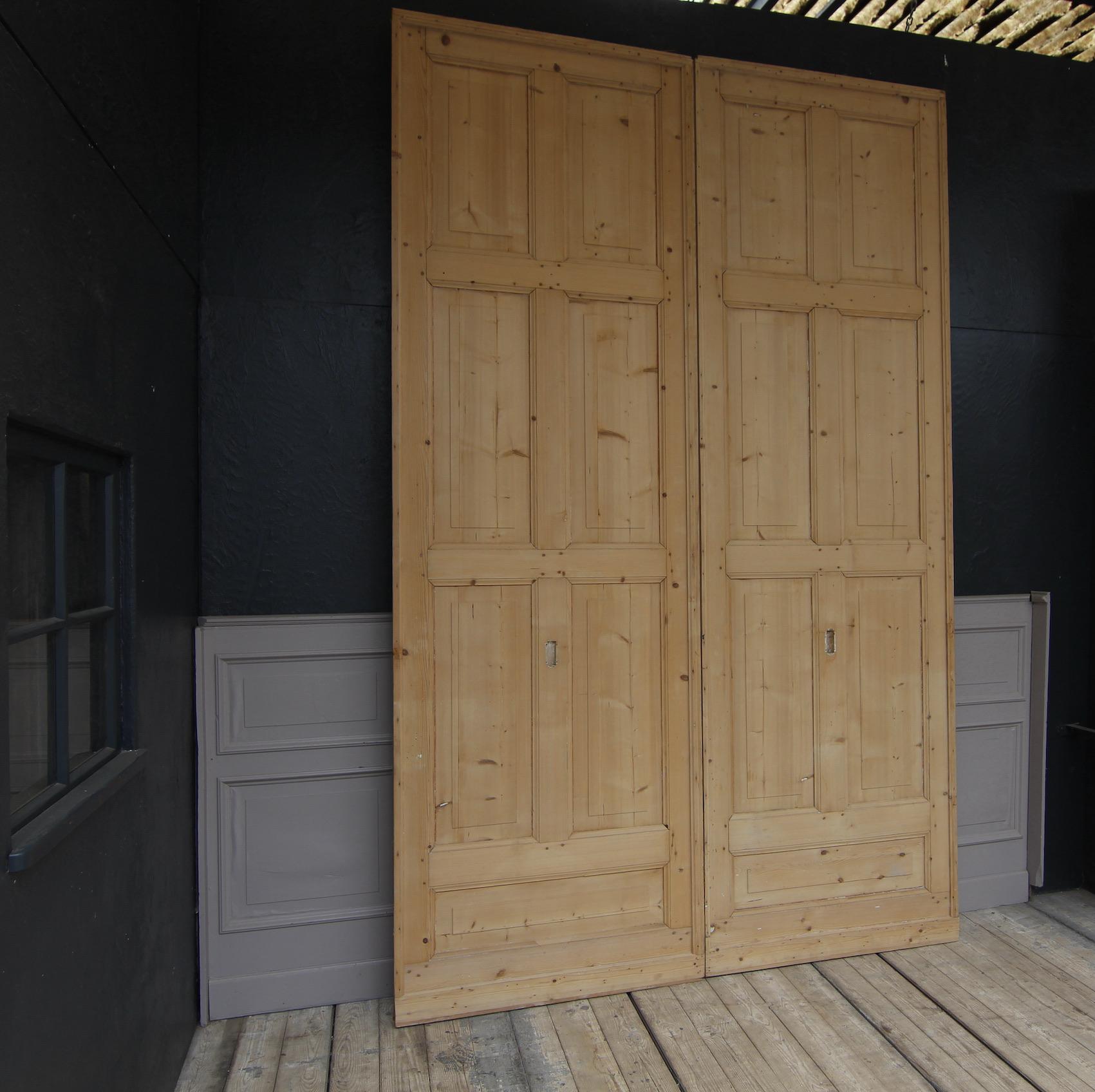 Pair of Early 20th Century Large Pine Sliding Doors from Switzerland In Good Condition For Sale In Dusseldorf, DE