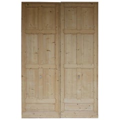 Pareja de grandes puertas correderas de pino de principios del siglo XX procedentes de Suiza