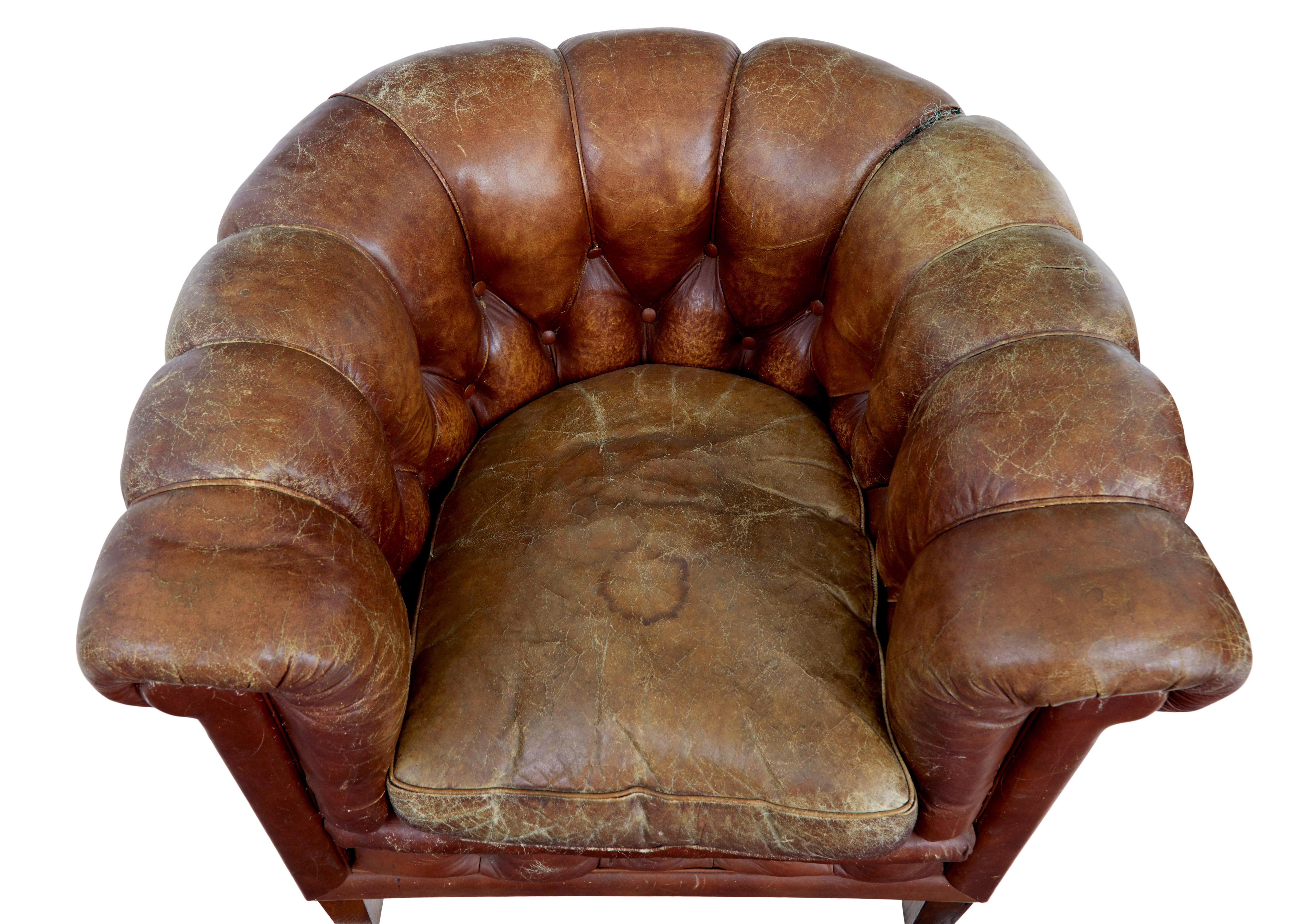 Pair of early 20th century leather lounge armchairs Hecho a mano en venta