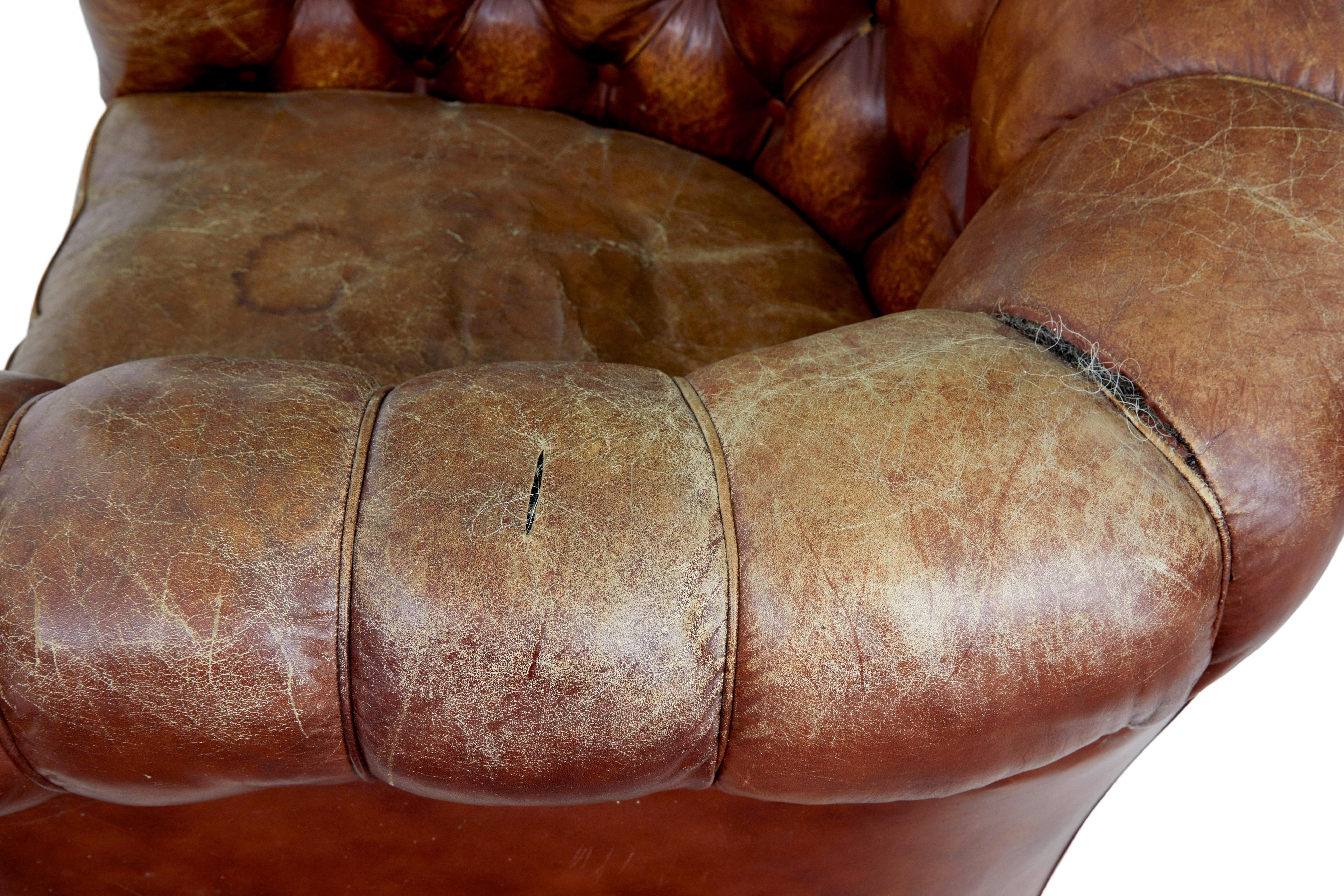 Pair of early 20th century leather lounge armchairs en Bastante bueno estado para la venta en Debenham, Suffolk