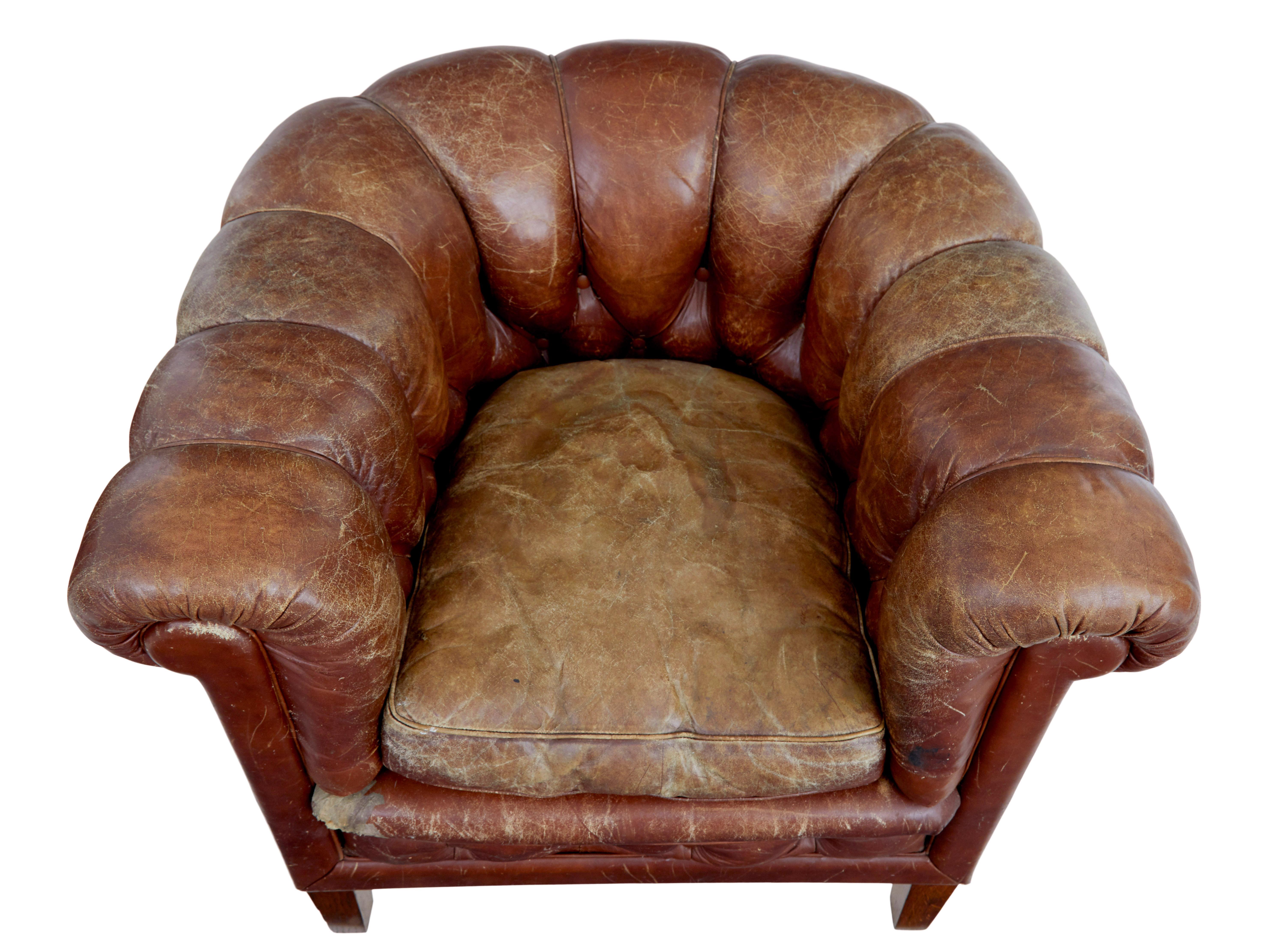 Pair of early 20th century leather lounge armchairs siglo XX en venta