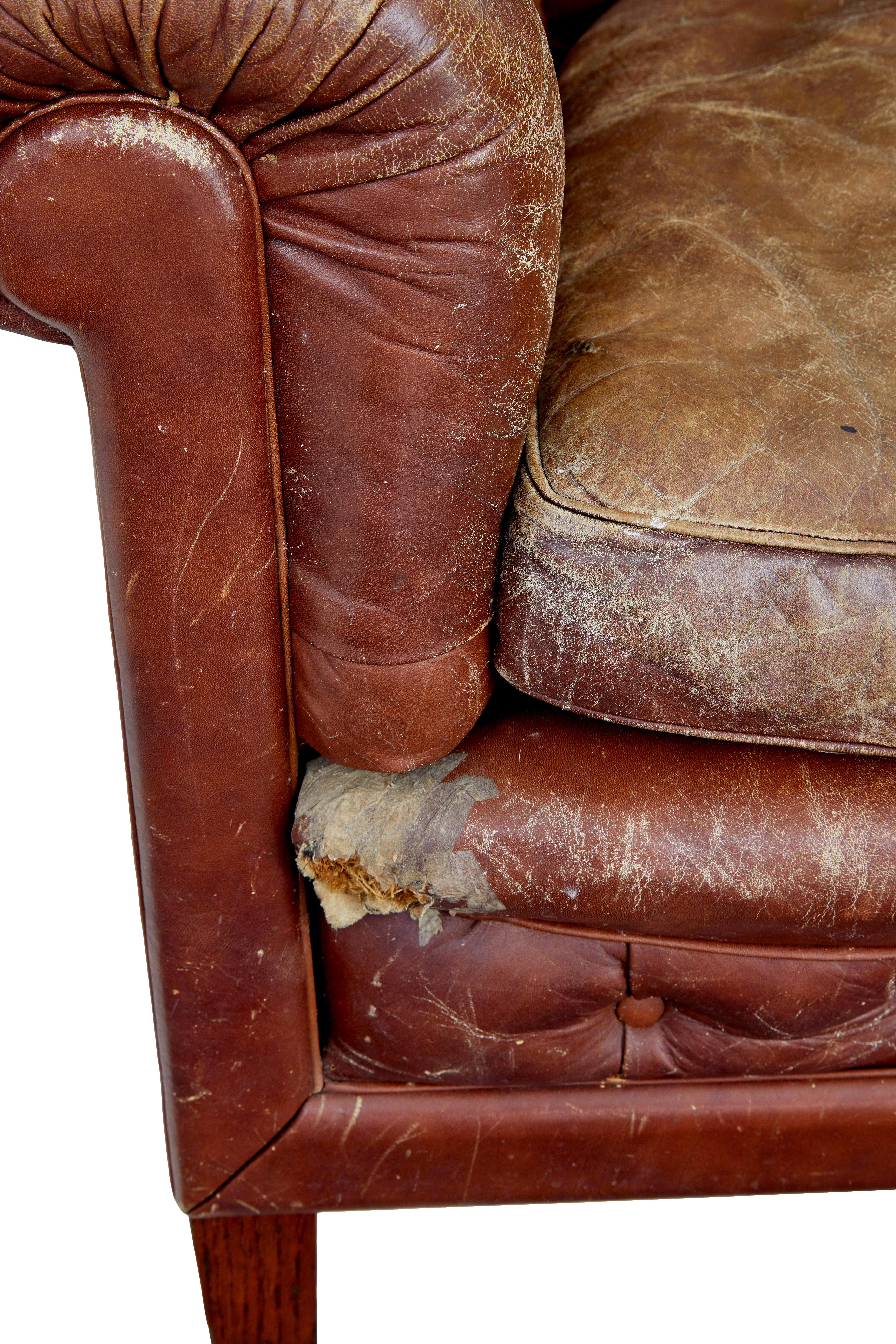 Pair of early 20th century leather lounge armchairs Cuero en venta
