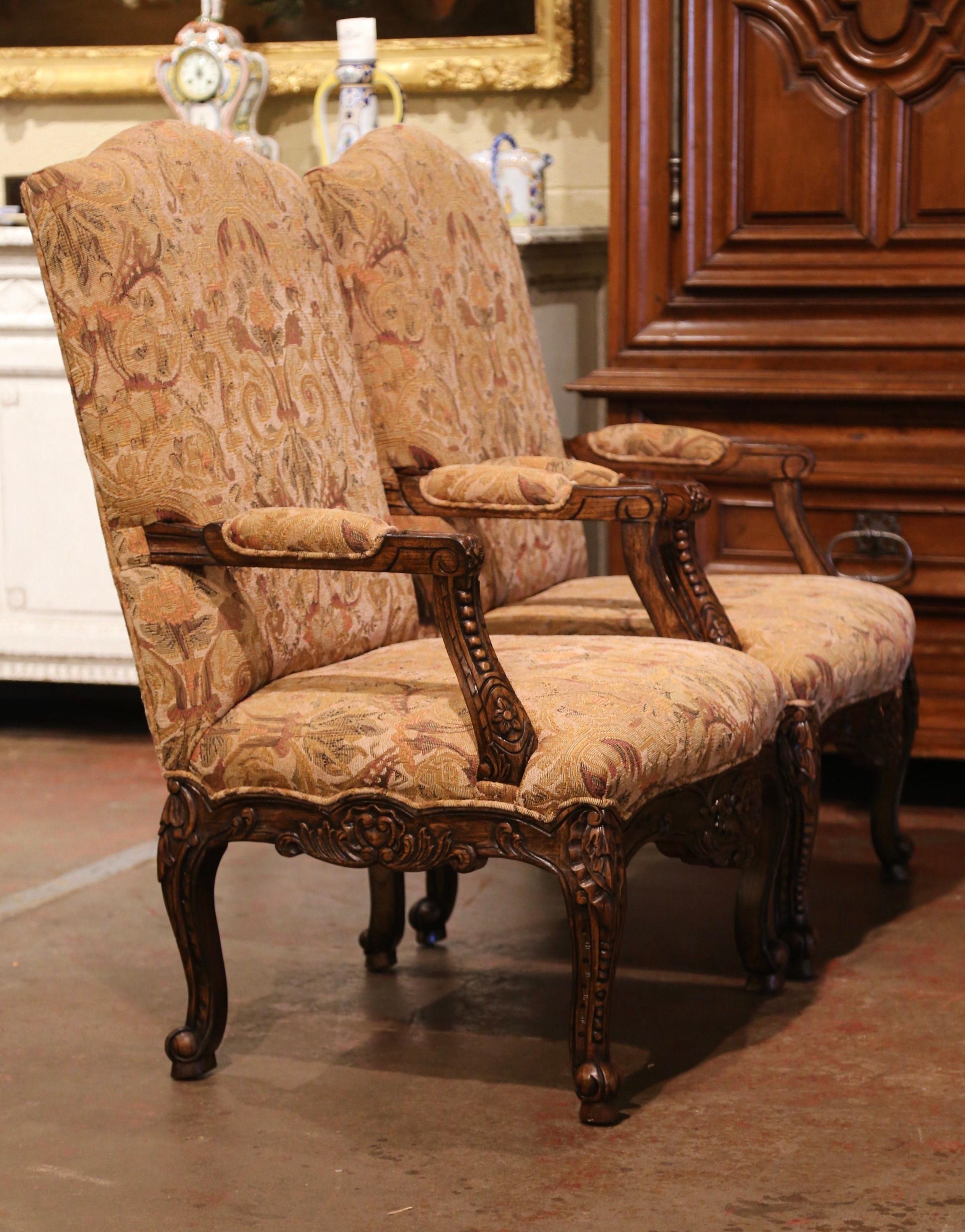 Pair of Early 20th Century Louis XV Carved Walnut Armchairs from Provence For Sale 4