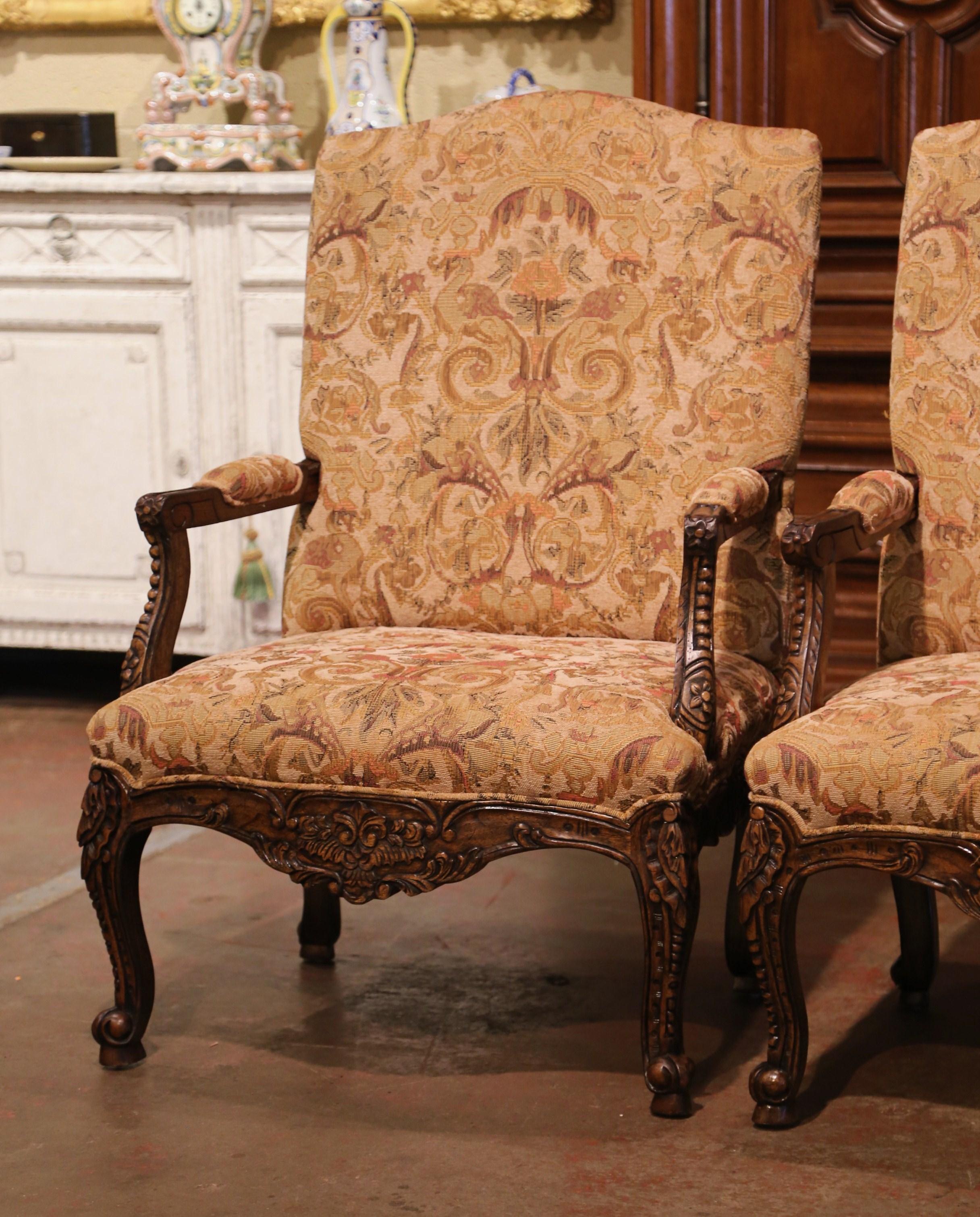 Hand-Carved Pair of Early 20th Century Louis XV Carved Walnut Armchairs from Provence For Sale