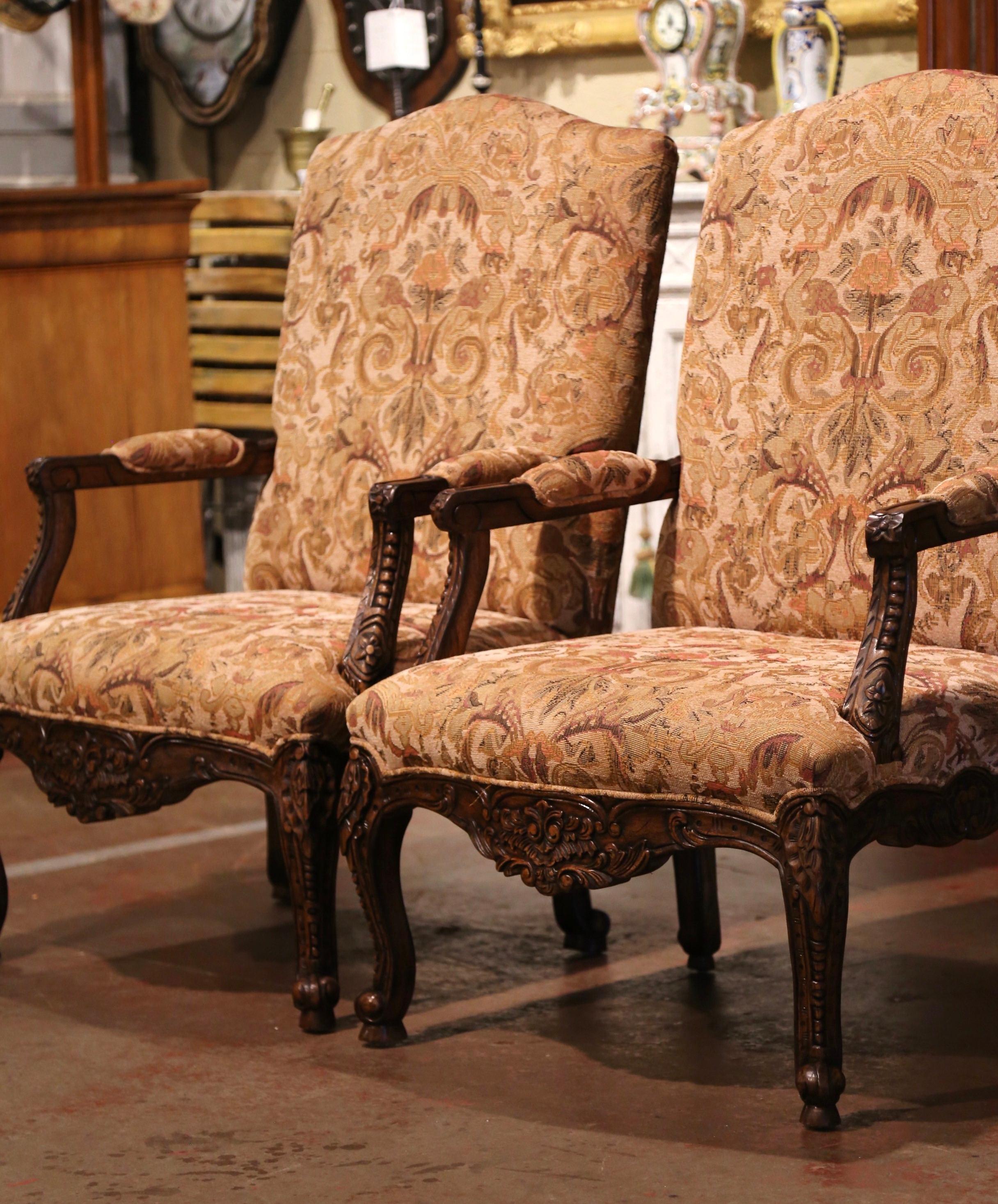 Pair of Early 20th Century Louis XV Carved Walnut Armchairs from Provence In Excellent Condition For Sale In Dallas, TX